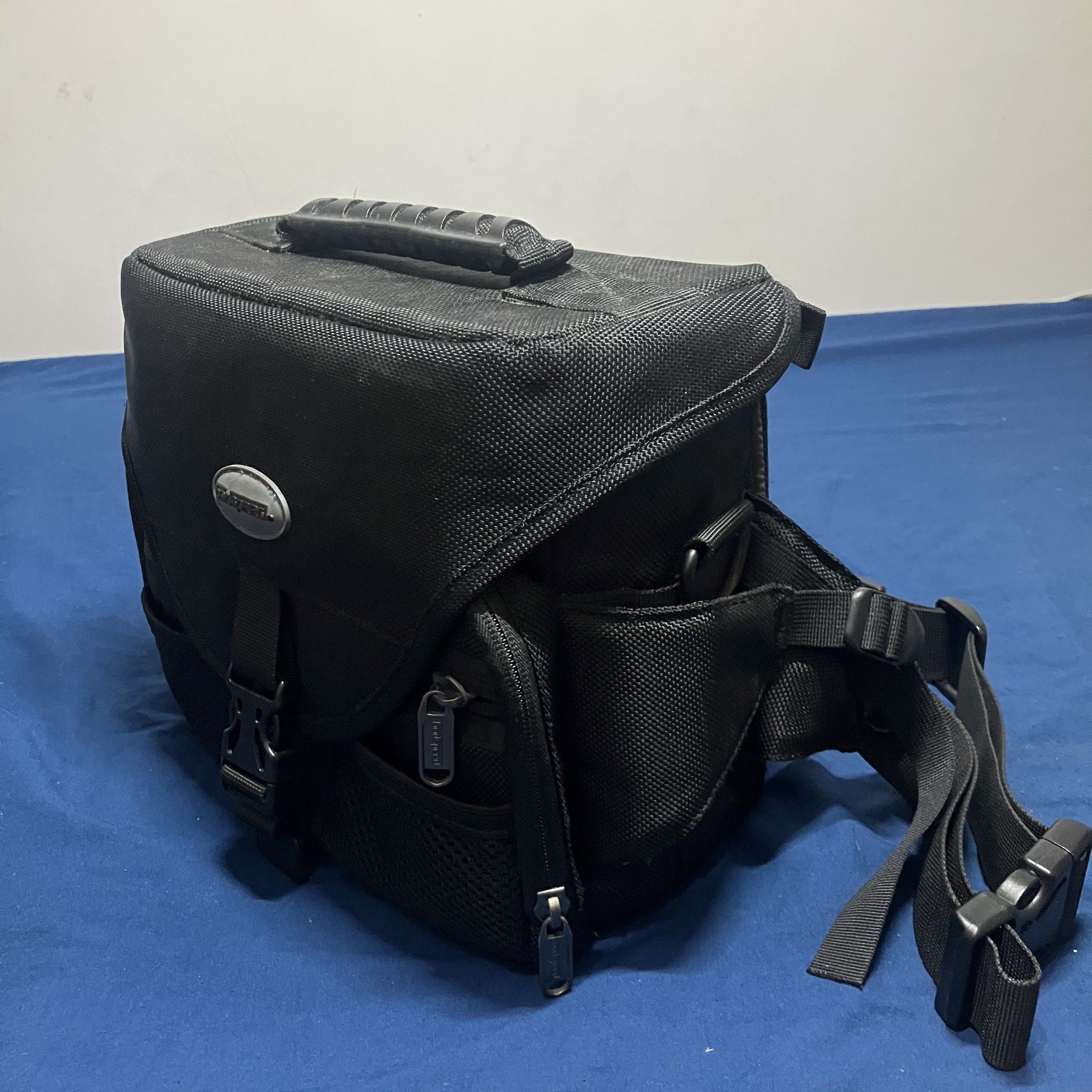 Camera padded belt or sling bag (Category: Camera Bags & Carriers) located in Quezon City. Submitted by namu_milkyway (Listing ID 1419089541, Image 2). Description: MOP: Gcash/Maribank MOD: J&T (no rush shipping)/Lalamove (from Sampaloc, Manila).