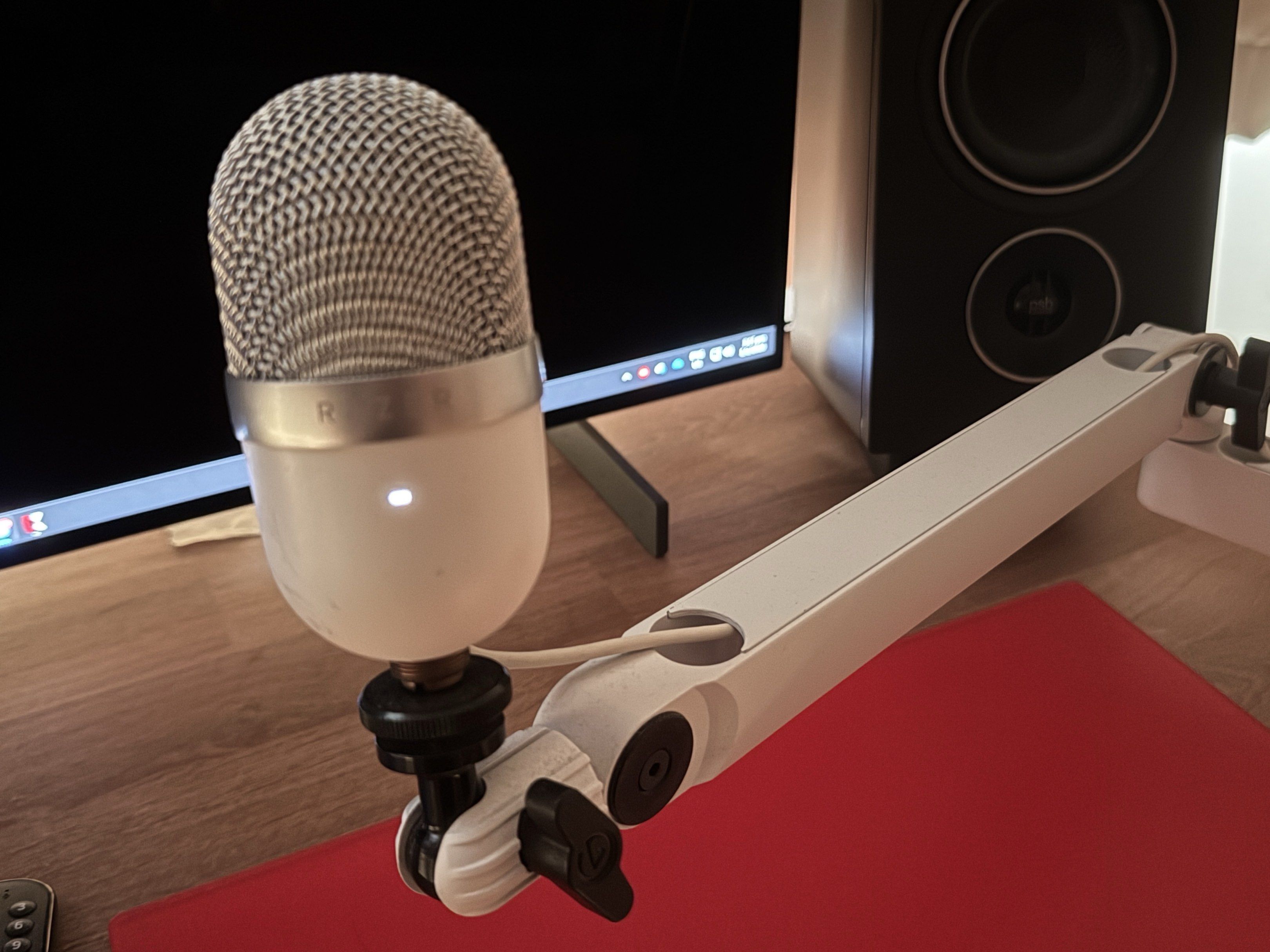 Elgato Low Profile Microphone Arm With Razer Seiren Mini