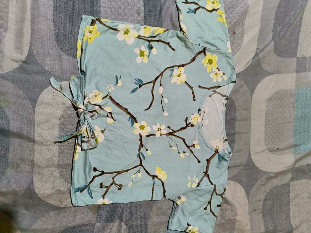 Floral Blue T-shirt (Category: Shirts) located in Malabon City. Submitted by giannamrc (Listing ID 1419135615, Image 2). Description: For Sale .ᐟ.ᐟ (read the description) ‎‧₊˚ Floral Blue T-shirt ‎ ‎᭝ Size : medium ‎᭝ Product is in good condition ‎᭝ Colors may vary due to lightning ‎᭝ Rfs : decluttering/small sizes ‎ ‎Strictly NO cancellation, return, and refund policy ‎—⁠ Location : Tinajeros, Malabon City ‎Accepting meet-up, pickup, and deliver