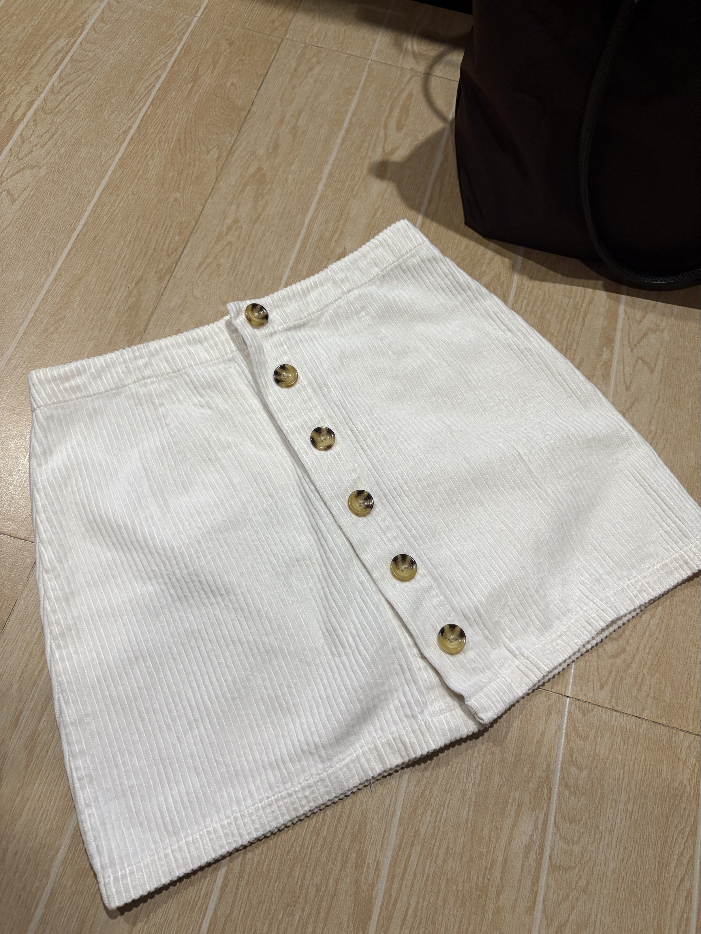 Forever 21 Corduroy Skirt (Category: Skirts) located in Manila. Submitted by dkarchives (Listing ID 1419074981, Image 1). Description: Forever 21 Corduroy skirt - white color - with front buttons - length: 39cm.