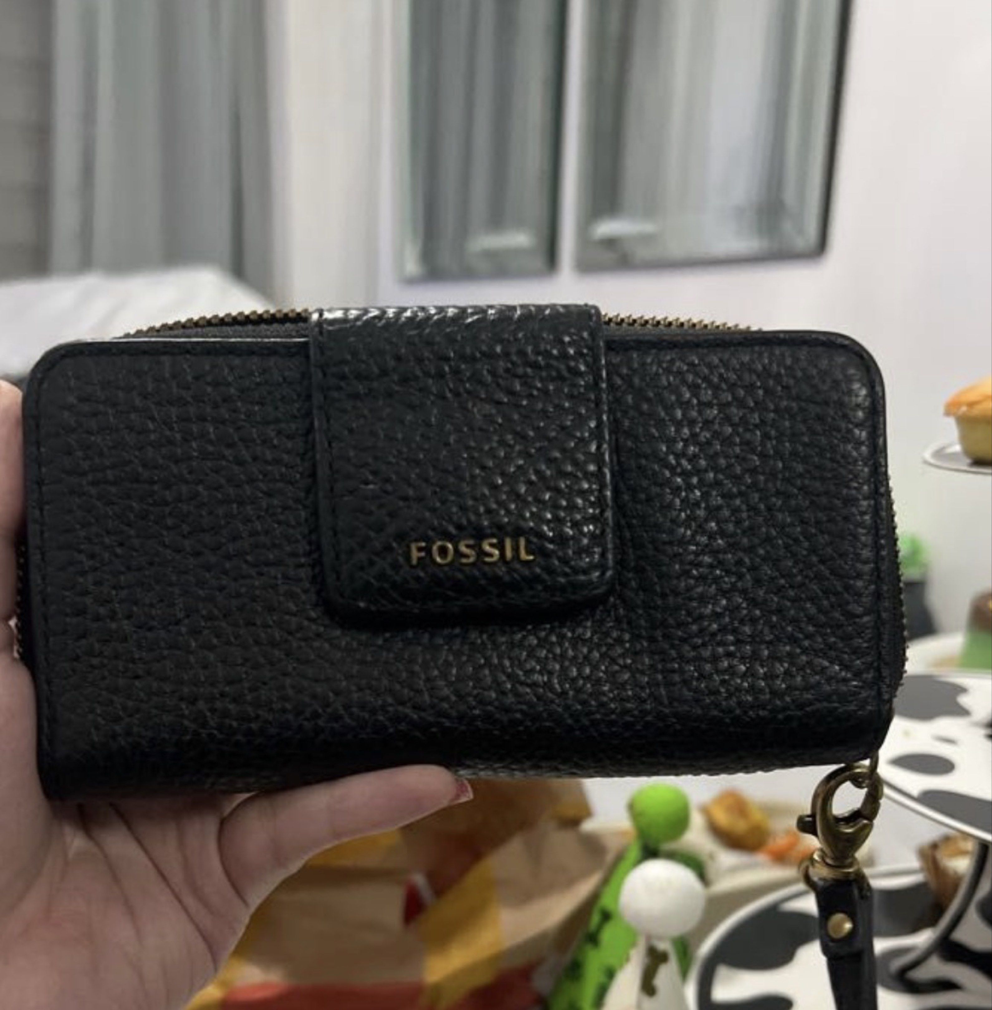 Fossil wallet (Category: Wallets & Card holders) located in Tarlac. Submitted by mkay_shophouse (Listing ID 1419061209, Image 1). Description: .