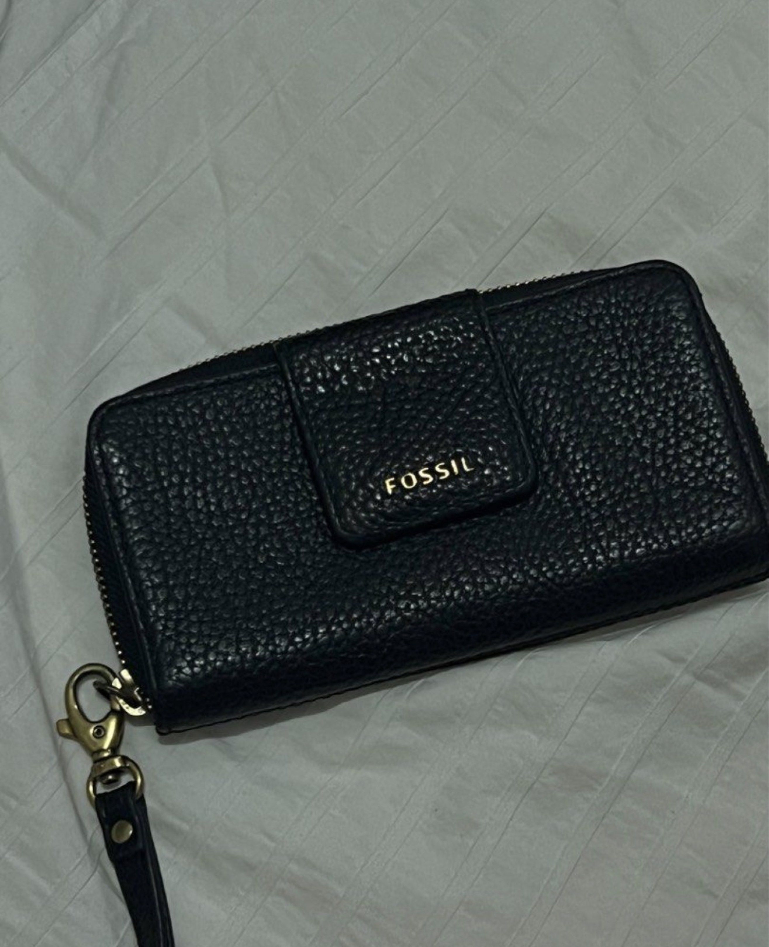 Fossil wallet (Category: Wallets & Card holders) located in Tarlac. Submitted by mkay_shophouse (Listing ID 1419061209, Image 2). Description: .