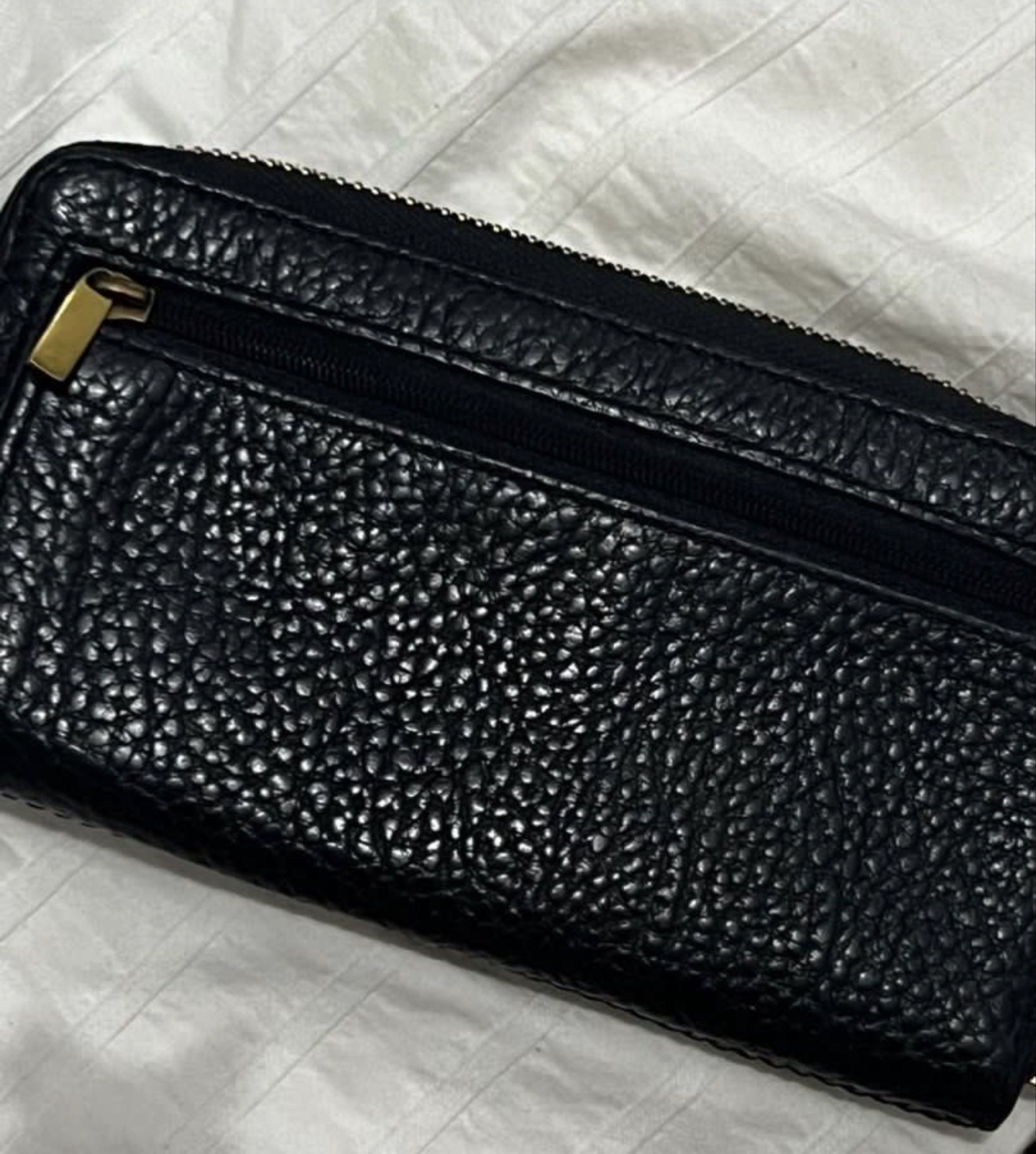 Fossil wallet (Category: Wallets & Card holders) located in Tarlac. Submitted by mkay_shophouse (Listing ID 1419061209, Image 3). Description: .