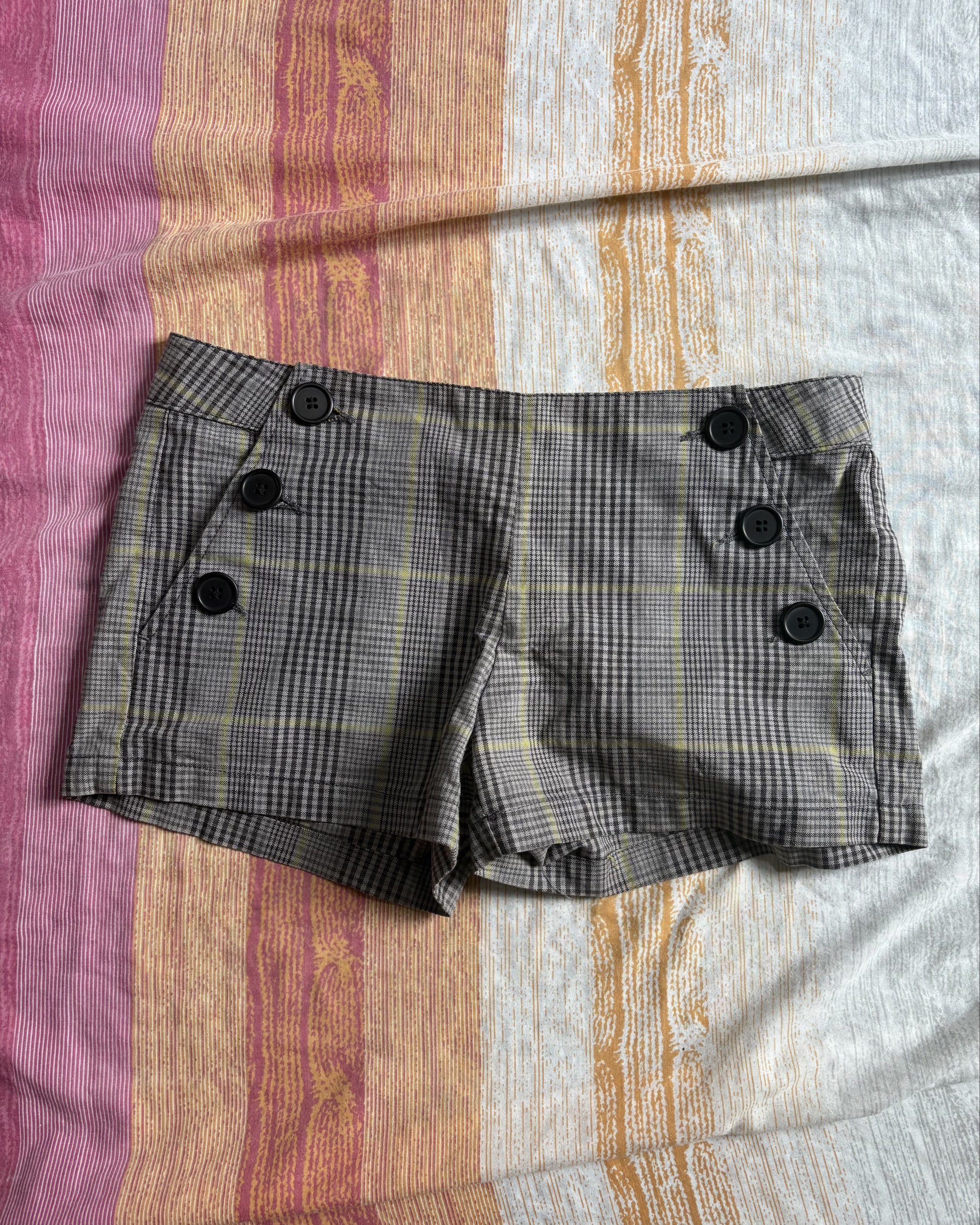 Gray Plaid Micro Shorts with Button Details (Low Rise) (Category: Shorts) located in Manila. Submitted by rjules_ (Listing ID 1419135222, Image 1). Description: - Plaid shorts with button details - Comfortable fabric - Flattering fit - Not Stretchy rfs: too tight on me🥲💔 - Waist: Approximately 15 inches MOP: GCash or Maya MOD: Lalamove ONLY.