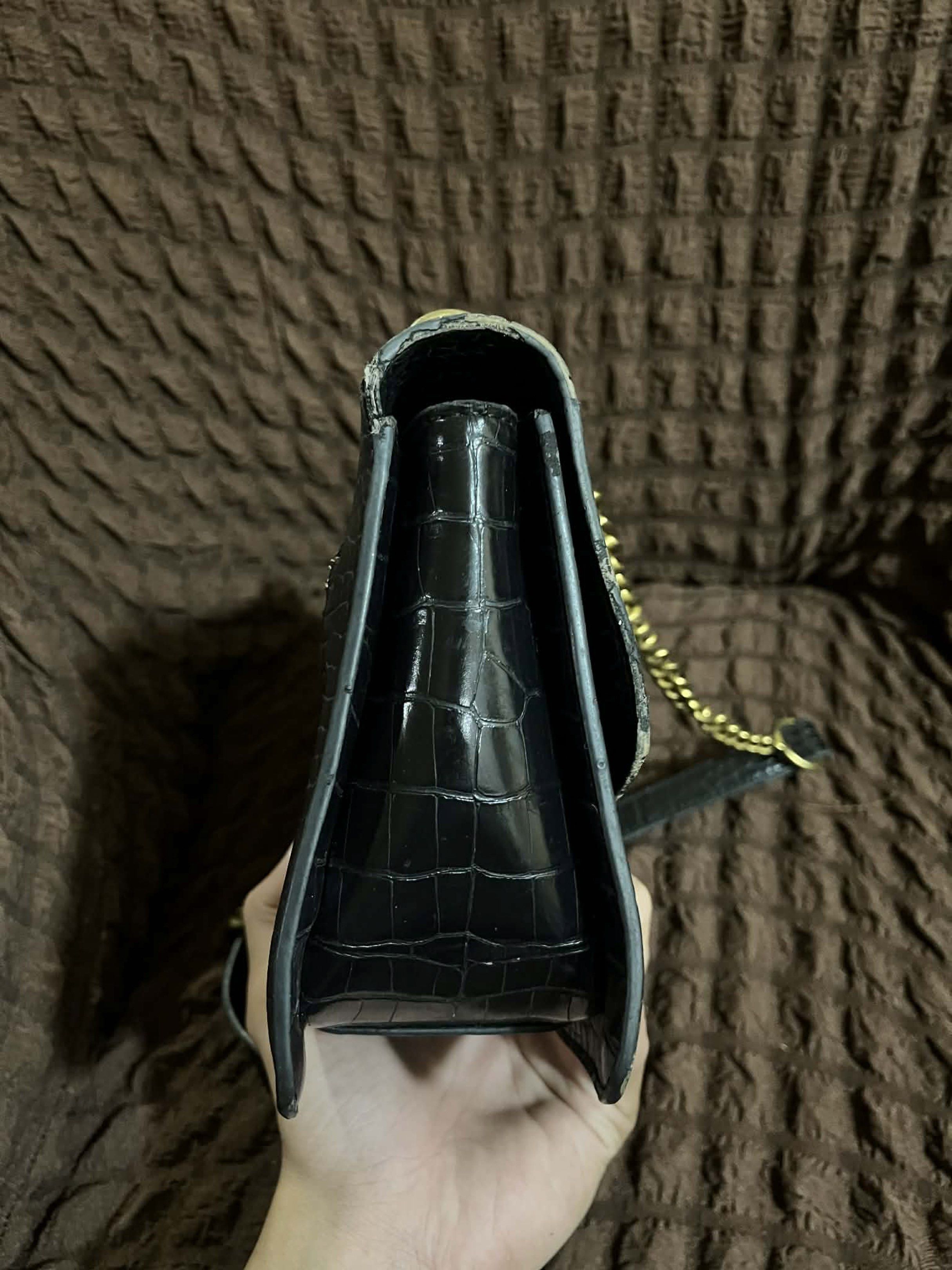 Guess Black Crocodile Shoulder Bag (Category: Shoulder Bags) located in Santiago. Submitted by bakithrift (Listing ID 1419087527, Image 3). Description: - Black Guess shoulder bag - Crocodile skin pattern - Gold chain strap - Gold Guess logo clasp - Includes adjustable strap - Zipper pocket on back - Guess tag inside.