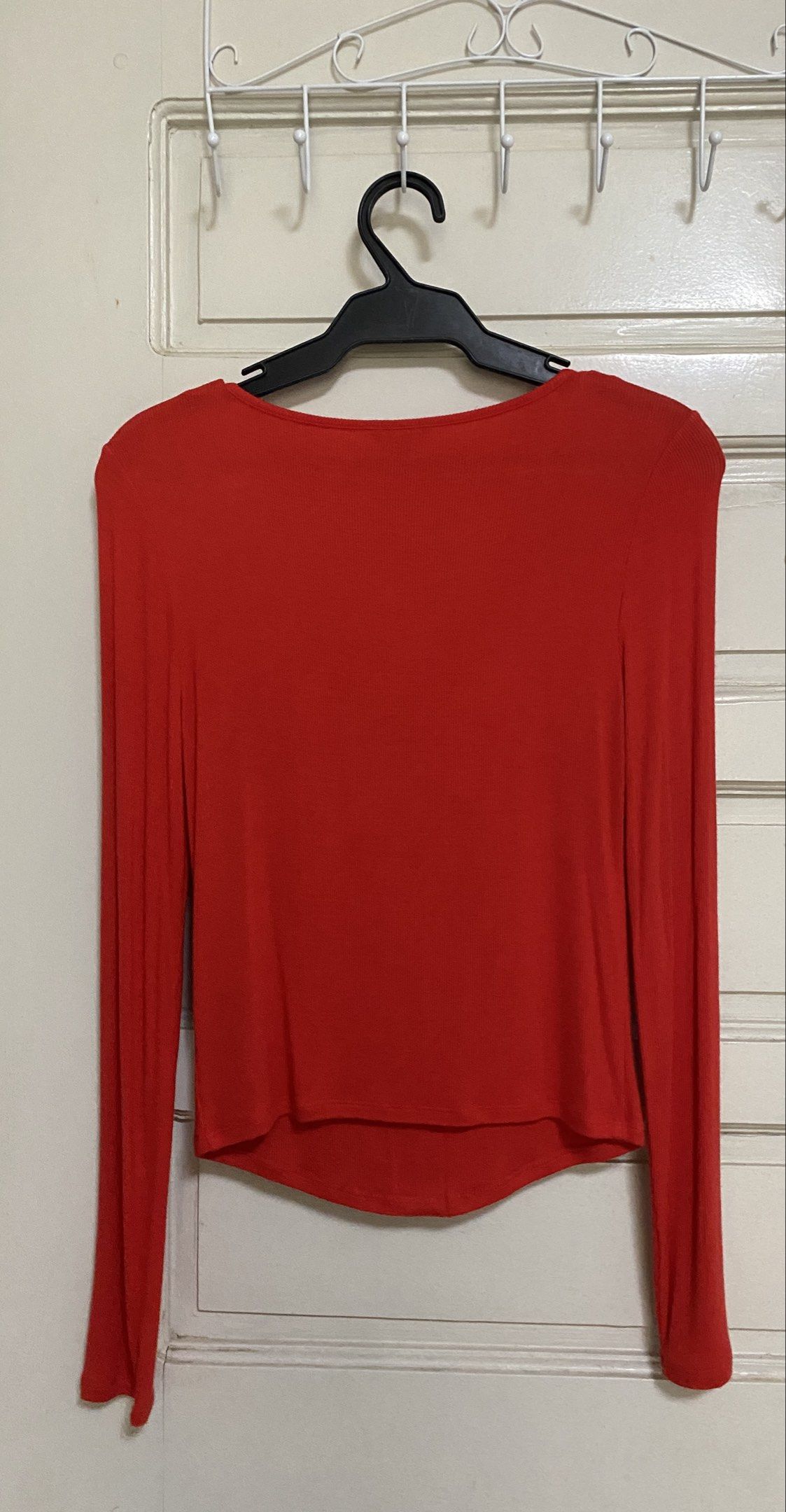 Guess Long Sleeve Top - Red - Size S (Category: Blouses) located in Muntinlupa City. Submitted by greatfindstore (Listing ID 1418977687, Image 2). Description: - Guess long-sleeved top - Scoop neckline - Hook-and-eye closures - Guess logo detail - stretcheable - Size: S - Made in Vietnam.