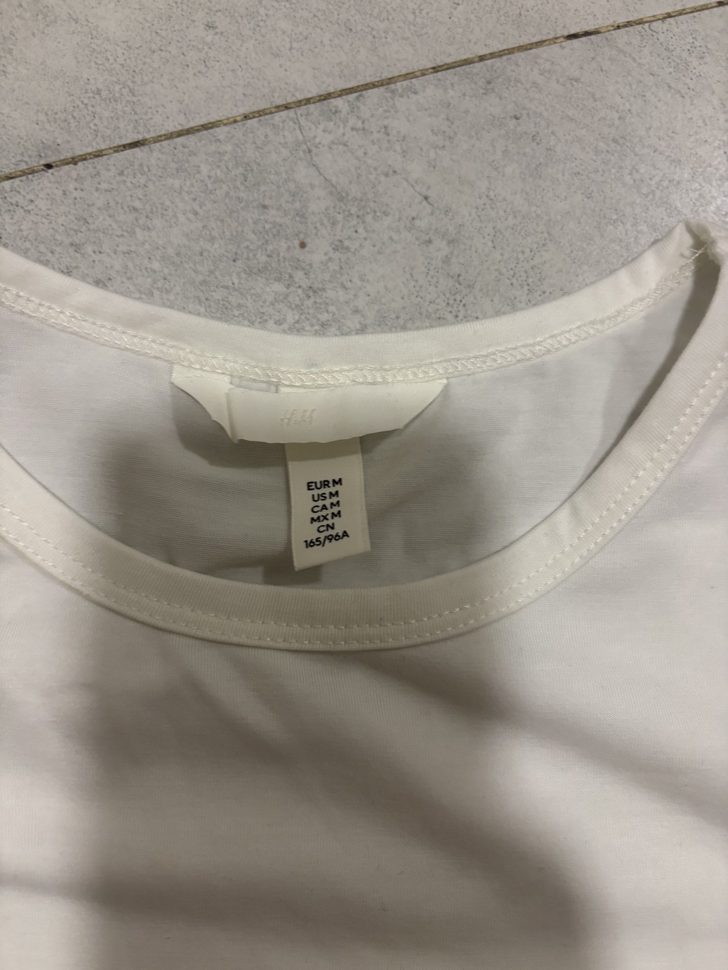 H&M White Graphic Tee - Size M (Category: Shirts) located in Manila. Submitted by nicoleaaa (Listing ID 1419008268, Image 2). Description: - H&M white t-shirt - Crew neck and short sleeves - Features "I'm Working on a New me" print - Size: Medium (M) - Lightweight material Washed but never used.
