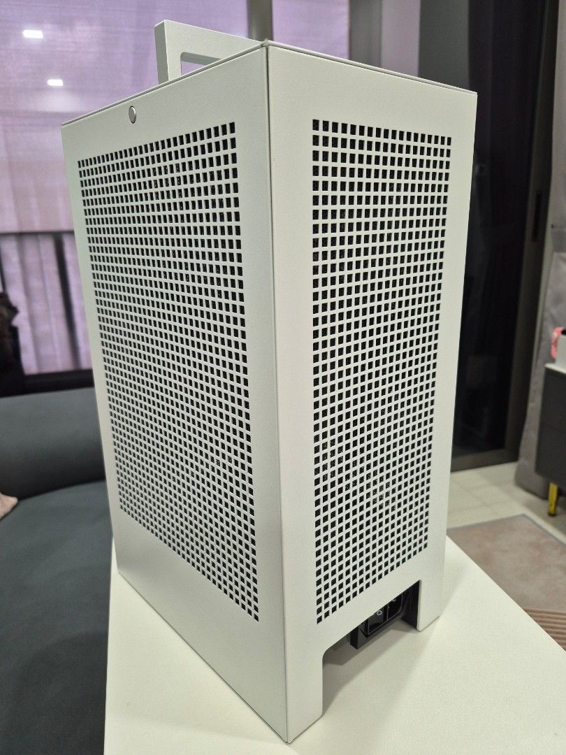 Hyte Revolt 3 ITX Case446570640693667842