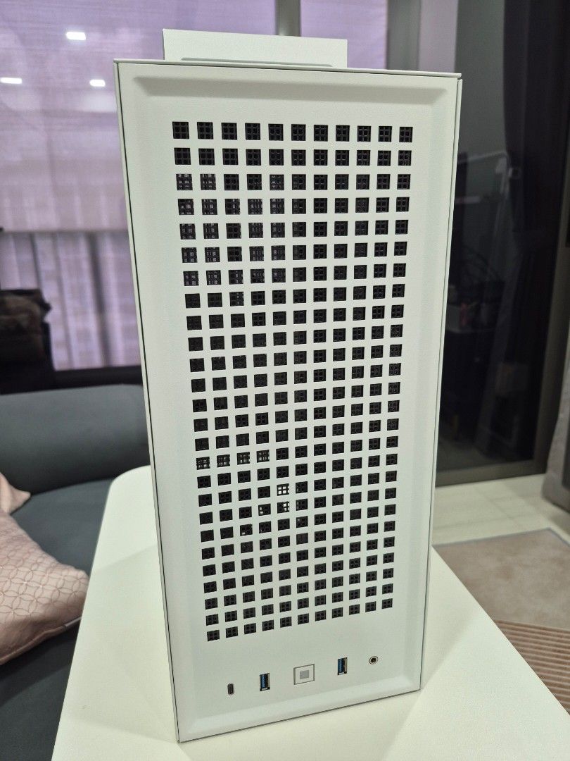 Hyte Revolt 3 ITX Case446570640693667840