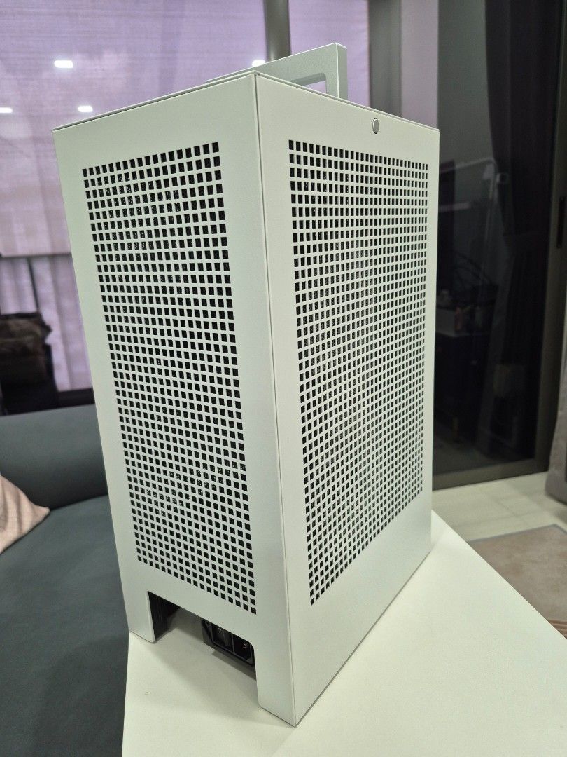 Hyte Revolt 3 ITX Case446570640693667841