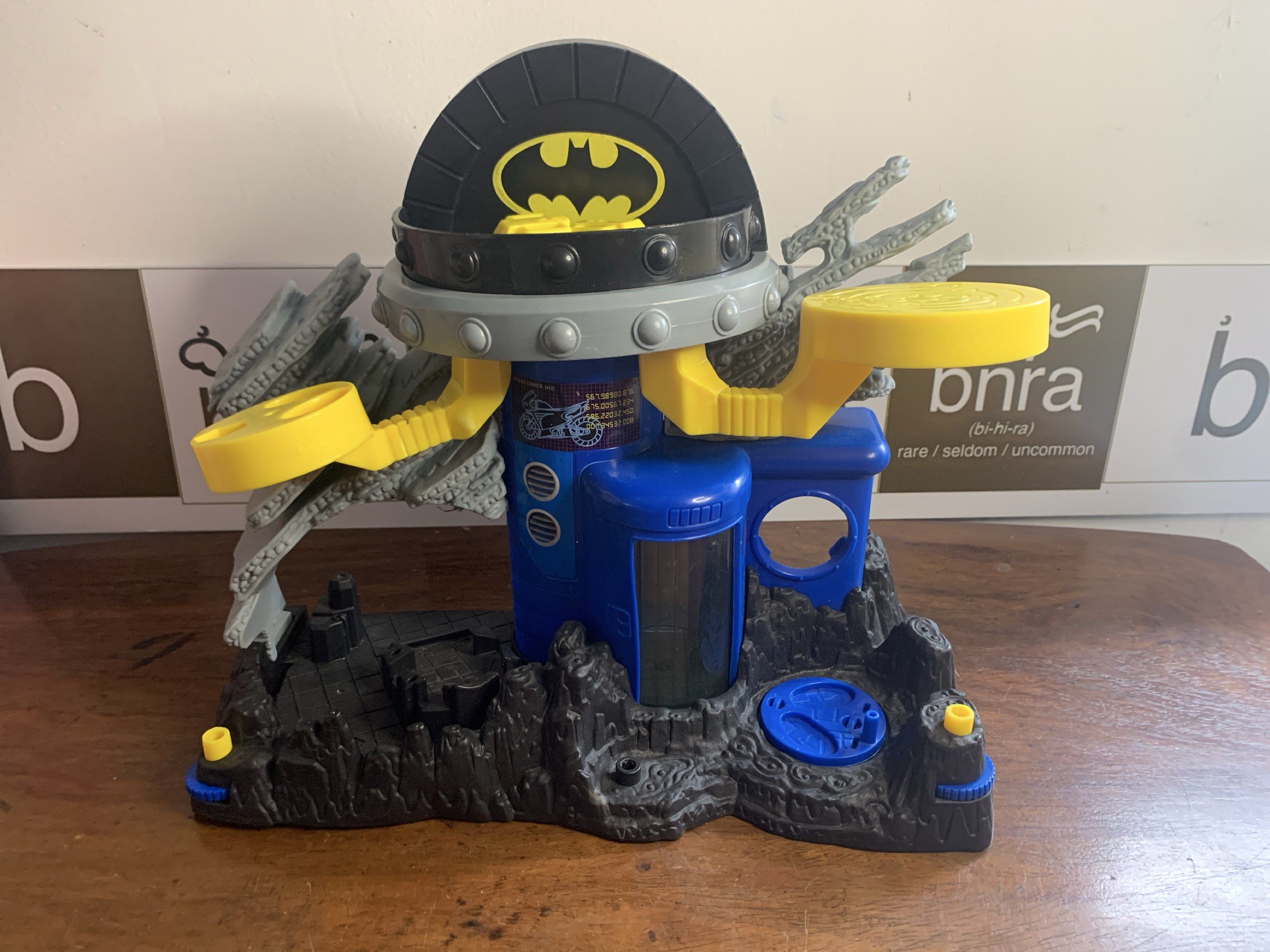 Imaginext DC Bat Command Center - FisherPrice (Category: Action & Battle Toys) located in Carmona. Submitted by bihira (Listing ID 1418999741, Image 1). Description: Imaginext DC Bat Command Center - FisherPrice - as is condition / Dusty - wysiwyg - 2011 Mattel markings - authentic - diorama / playset / display / background for action figures.