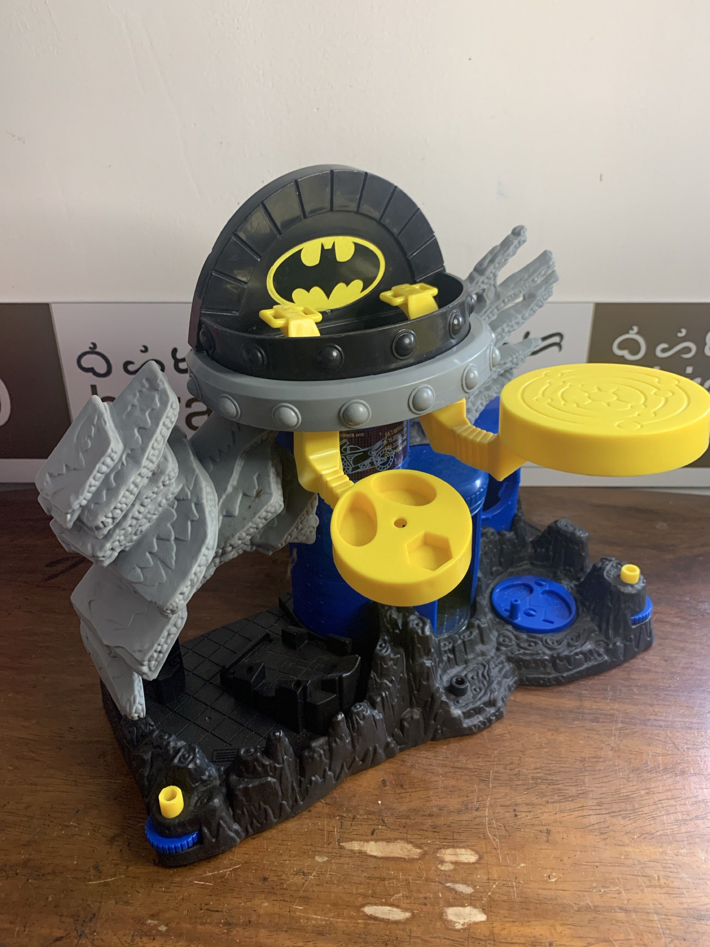 Imaginext DC Bat Command Center - FisherPrice (Category: Action & Battle Toys) located in Carmona. Submitted by bihira (Listing ID 1418999741, Image 3). Description: Imaginext DC Bat Command Center - FisherPrice - as is condition / Dusty - wysiwyg - 2011 Mattel markings - authentic - diorama / playset / display / background for action figures.