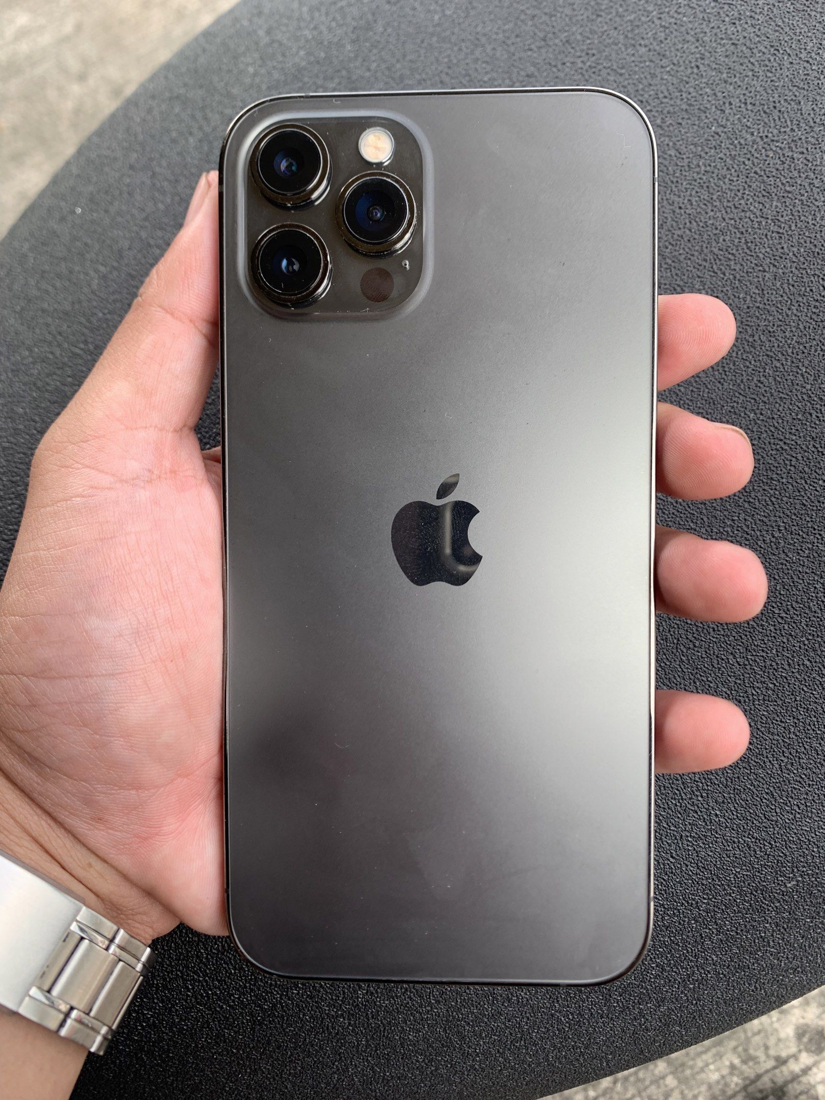 Iphone 12 promax (Category: iPhone 12 Series) located in Lipa City. Submitted by emersonbal24671 (Listing ID 1419041400, Image 2). Description: IPHONE 12 promax 77battery health No history od repair Any sim will do Original all parts Makinis Matagal ma lowbat nag ka alog lang cam pag naka x2.5 zoom pataas Nego pa Below market na to pm na❗️❗️.
