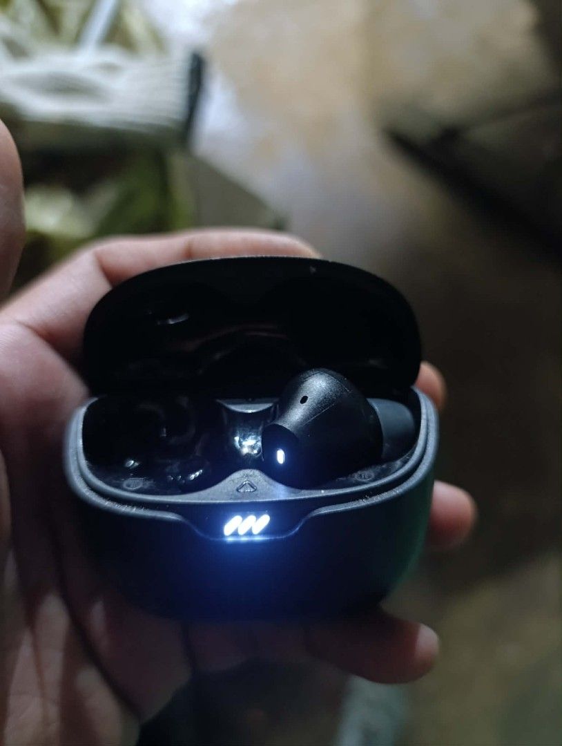 JBL Wireless Earbuds (Category: Earphones) located in Quezon City. Submitted by fastmountain_e46e04 (Listing ID 1419087345, Image 2). Description: - Wireless JBL earbuds - Includes black charging case with JBL logo - Black earbuds - Charging case with light indicator - Earbuds are inside the case, ready to charge.
