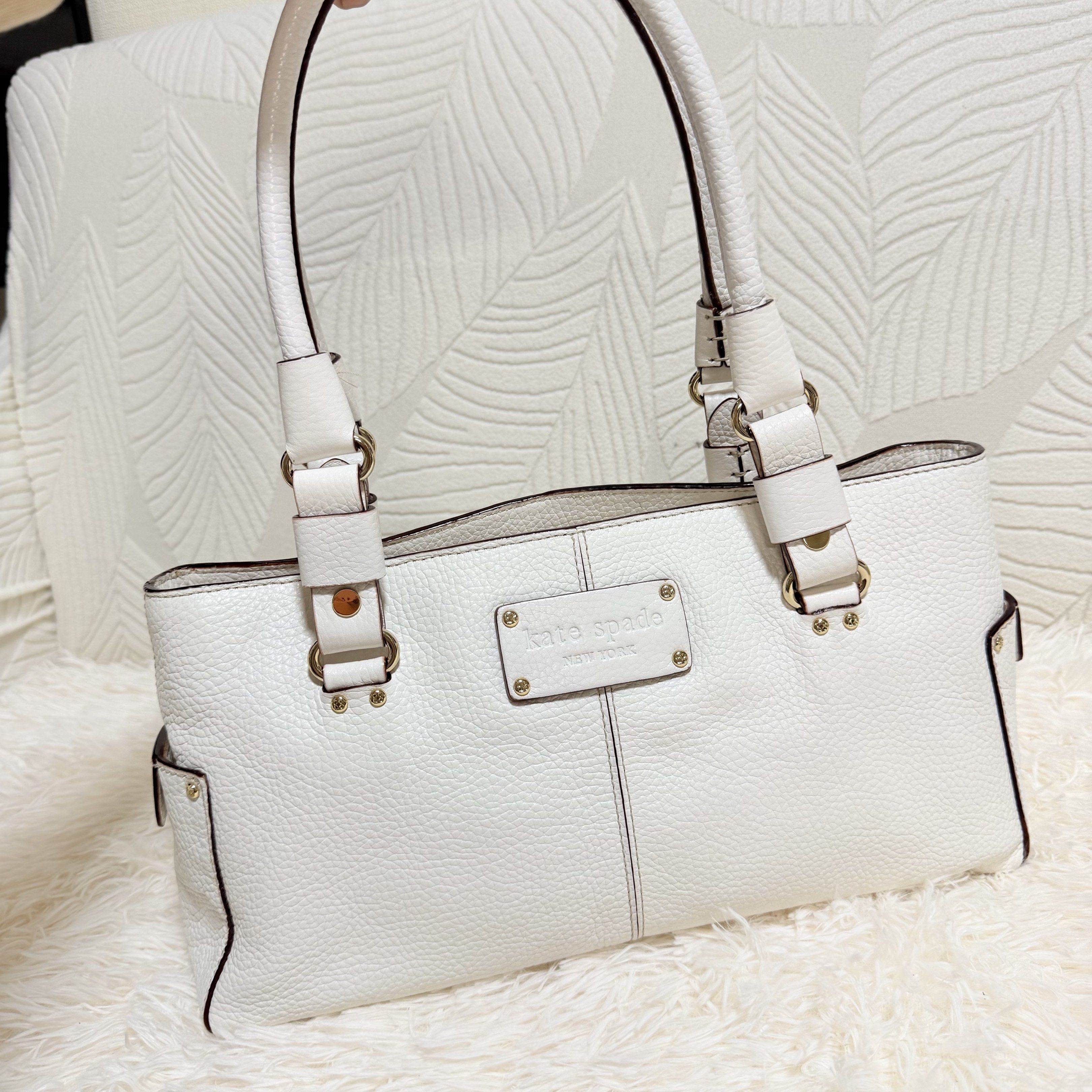 Kate Spade White Leather Tote Bag (Category: Luxury Bags & Wallets) located in Pasig City. Submitted by trendapparelph (Listing ID 1418994687, Image 2). Description: Authentic Genuine leather Japan bought Good as new.