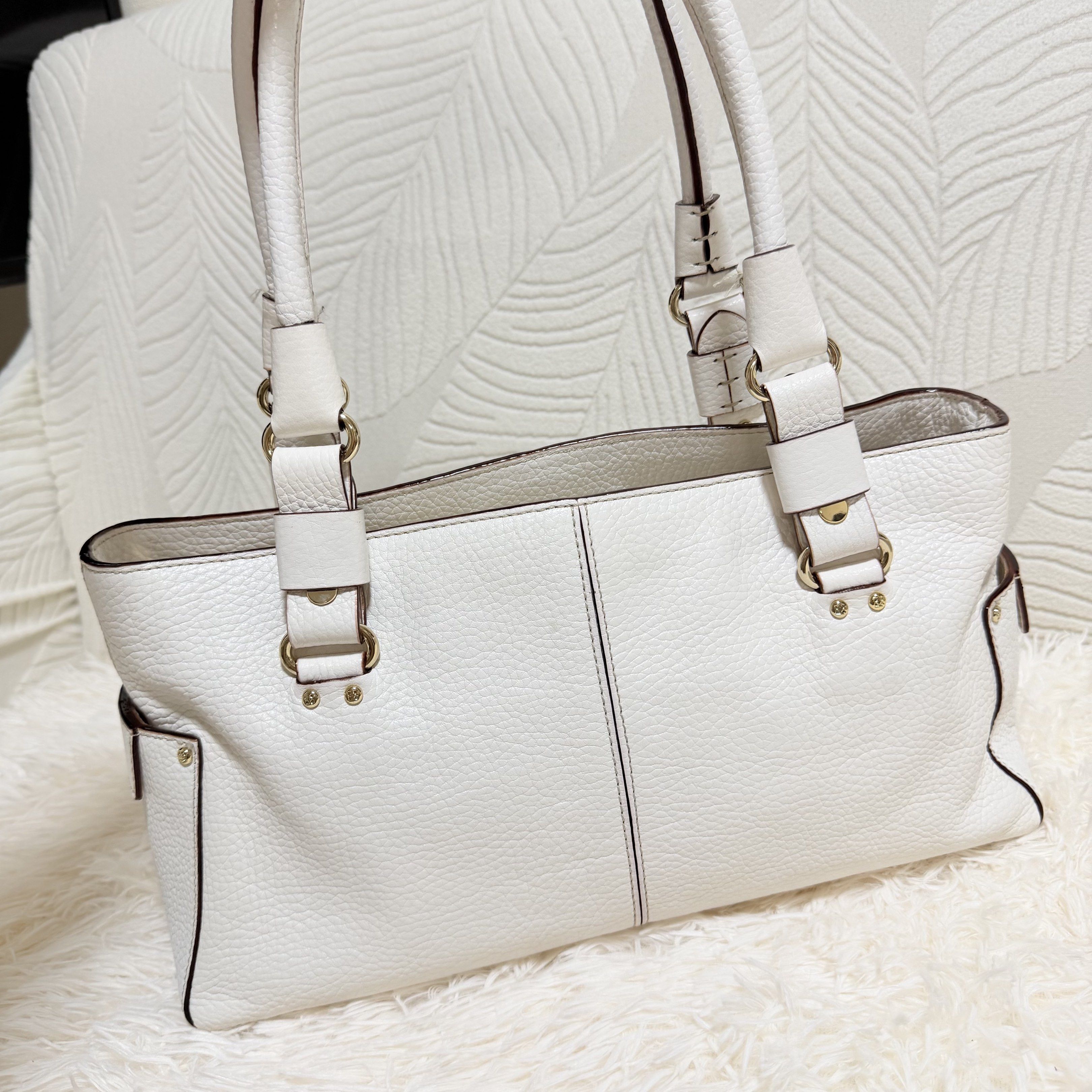Kate Spade White Leather Tote Bag (Category: Luxury Bags & Wallets) located in Pasig City. Submitted by trendapparelph (Listing ID 1418994687, Image 3). Description: Authentic Genuine leather Japan bought Good as new.