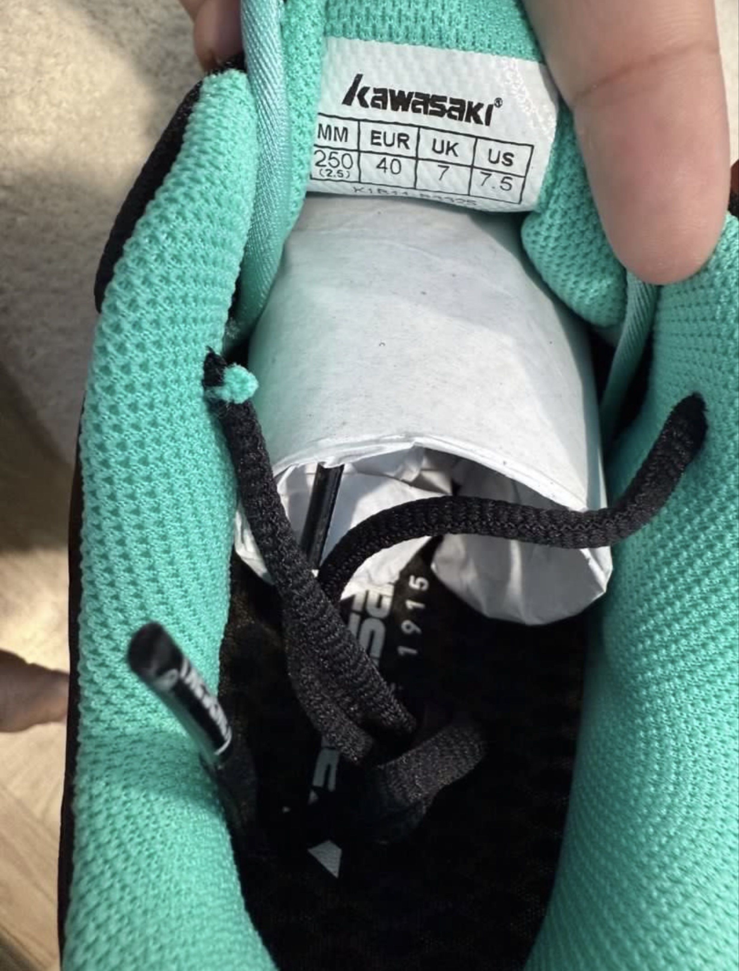 Kawasaki Badminton Shoes (Category: Sneakers) located in Quezon City. Submitted by kylnmsj (Listing ID 1418985069, Image 2). Description: Once lang nagamit sa taraflex 9us womens/7.5 mens -Kawasaki badminton shoes - Color: Black and Teal - Size: 250mm (EUR 40, UK 7, US 7.5) - Includes original box and shoe bag - Non-marking sole - E-Tech system.