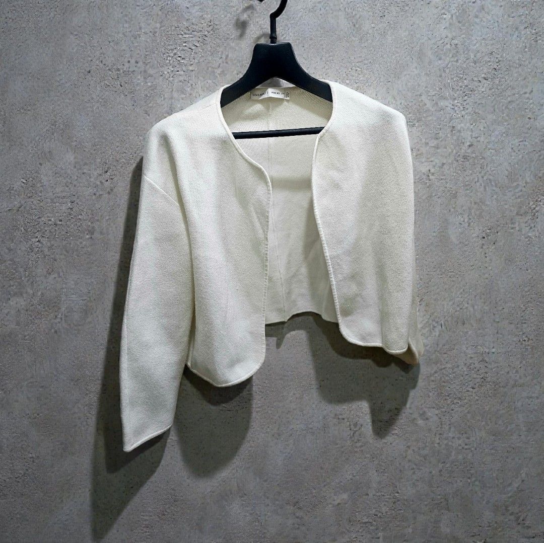 Love Bonito White Cardigan (Category: Dresses) located in Manila. Submitted by marstipidtreasures (Listing ID 1418979810, Image 1). Description: Knitted cardigan stretchable with minimal "himulmol" due to washing used 3x only MOP: Gcash Delivery: to be arranged by the buyer Delivery Fee: to be handled by the buyer Location: Paco, Manila Original Price: Php1000++ Selling Price: Php300.