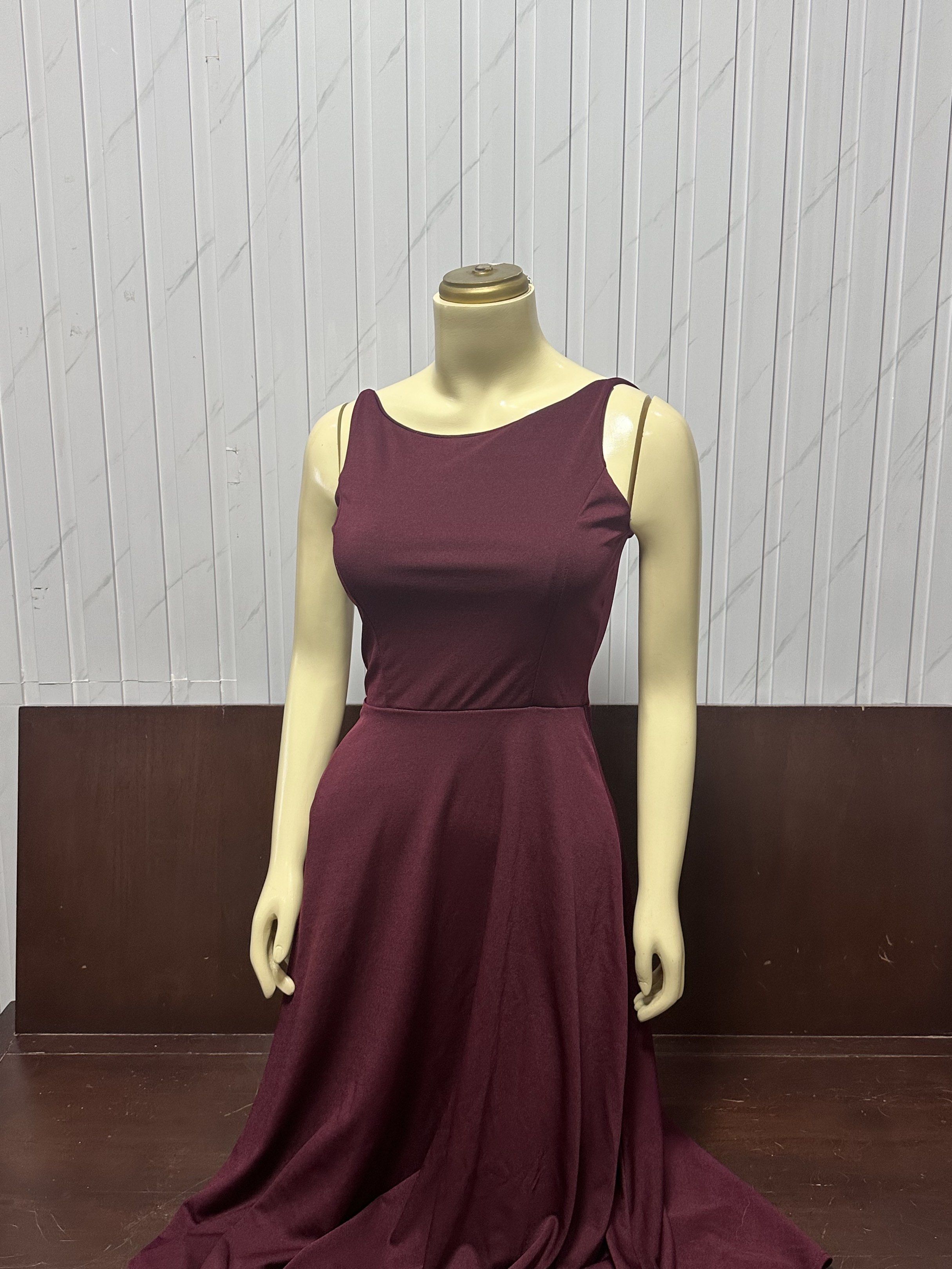 Maroon Sleeveless Dress (Category: Dresses) located in Taguig. Submitted by ylluhhhh (Listing ID 1419191632, Image 1). Description: - Maroon sleeveless dress - Scoop neckline - Flowing skirt - Fitted bodice - Elegant and simple design - Perfect for special occasions and evening events.