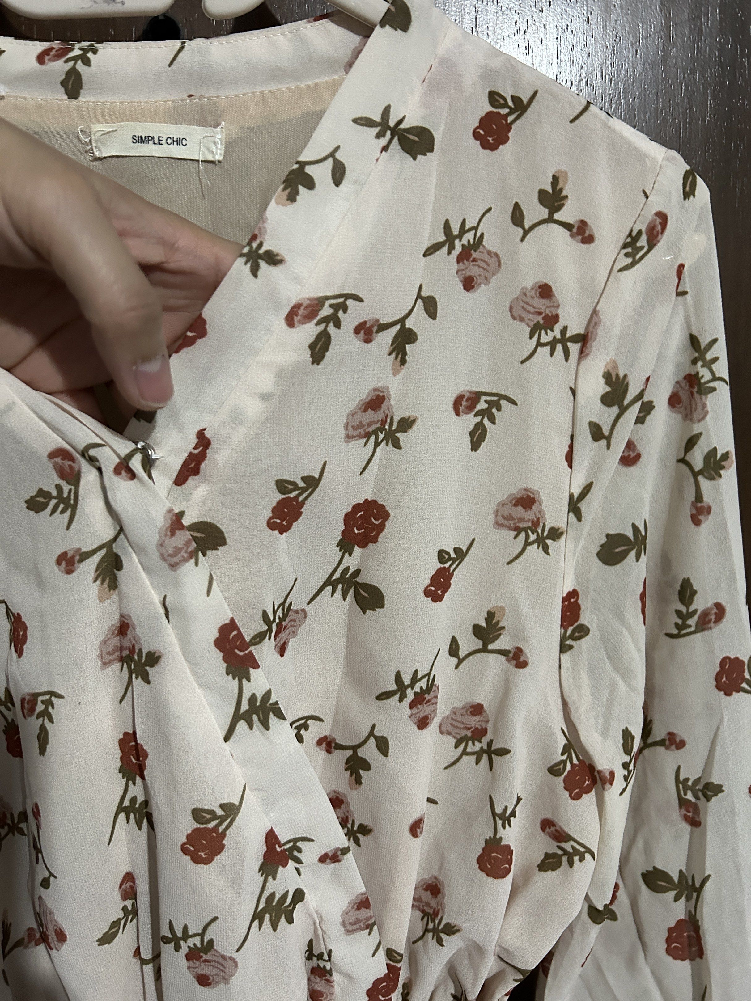 Midi Floral Dress (Category: Dresses) located in Manila. Submitted by yuShin09 (Listing ID 1419144602, Image 3). Description: - Simple Chic floral midi dress - V-neck design - Long sleeves with ruffled cuffs - Cinched waist for a flattering fit - Flowing midi-length skirt with ruffled hem - Delicate floral pattern - Suitable for casual or special events.