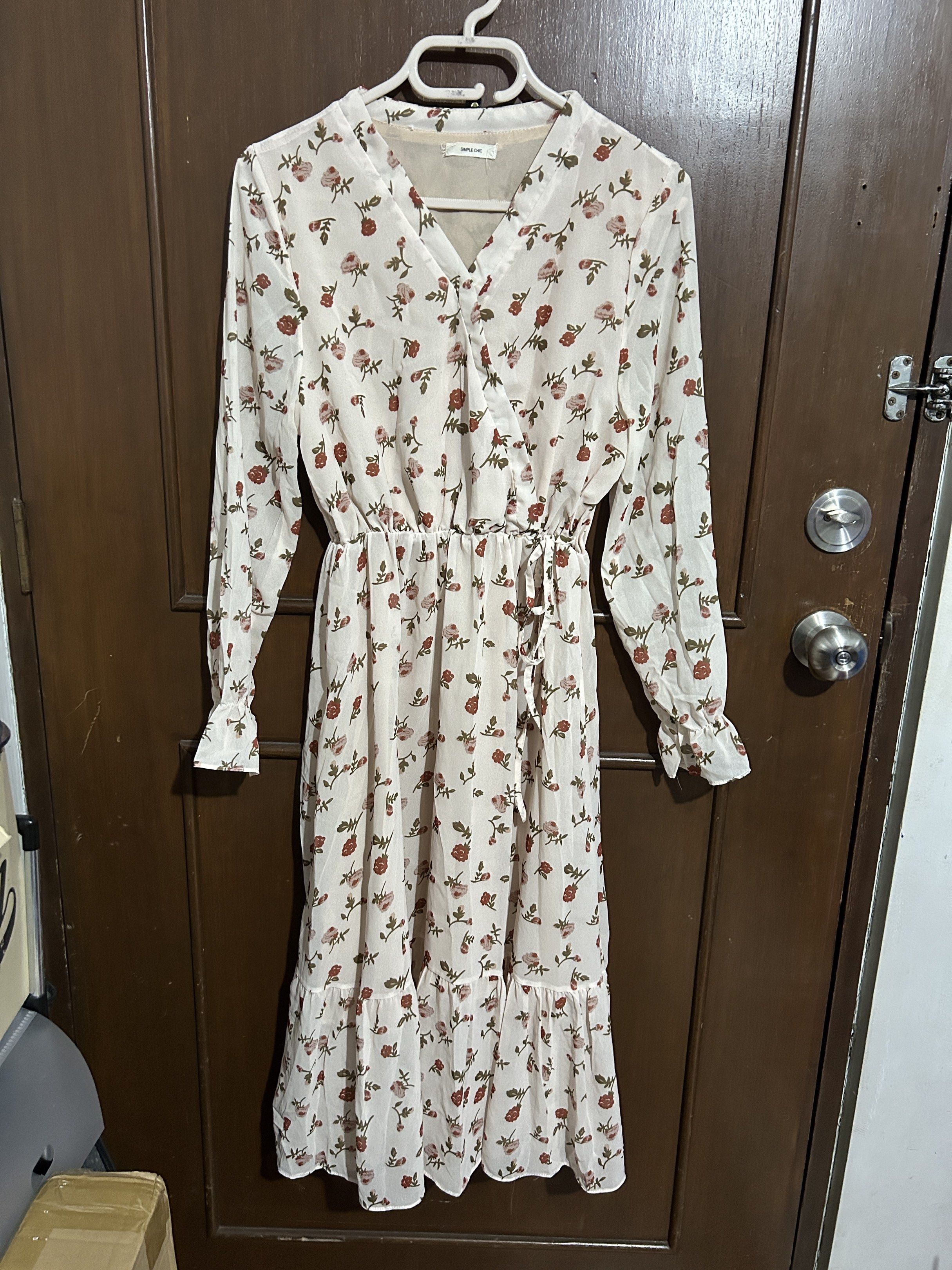 Midi Floral Dress (Category: Dresses) located in Manila. Submitted by yuShin09 (Listing ID 1419144602, Image 2). Description: - Simple Chic floral midi dress - V-neck design - Long sleeves with ruffled cuffs - Cinched waist for a flattering fit - Flowing midi-length skirt with ruffled hem - Delicate floral pattern - Suitable for casual or special events.