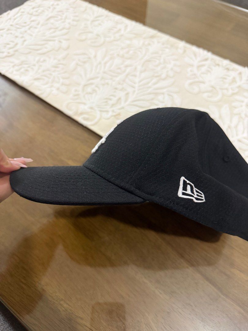 New Era 39Thirty Chicago White Sox Cap (Category: Caps & Hats) located in Manila. Submitted by sheisdecluttering (Listing ID 1419026150, Image 2). Description: ORIGINAL SIZE: MEDIUM-LARGE USED TWICE ONLY.