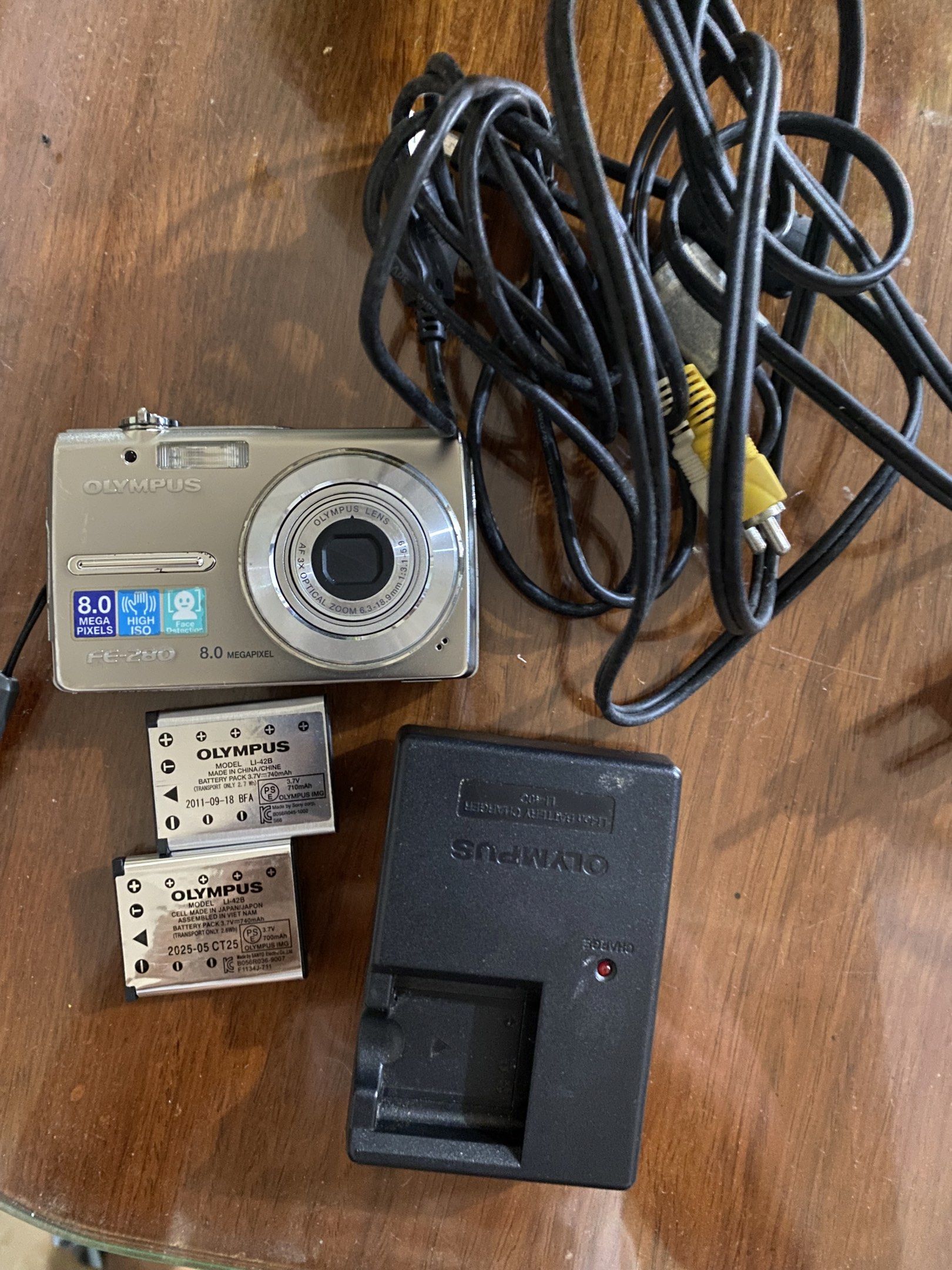 OLYMPUS FE 280 DIGITAL CAMERA (Category: Cameras) located in Pasay City. Submitted by keijeii (Listing ID 1419073378, Image 3). Description: OLYMPUS FE 280 digicam Complete with 2 batterries and xd card Issue: working - can shoot on macro atm, blurry if malayo object, need lang daw ipa-linis yun lens dust. Wala ng time pa-linis.