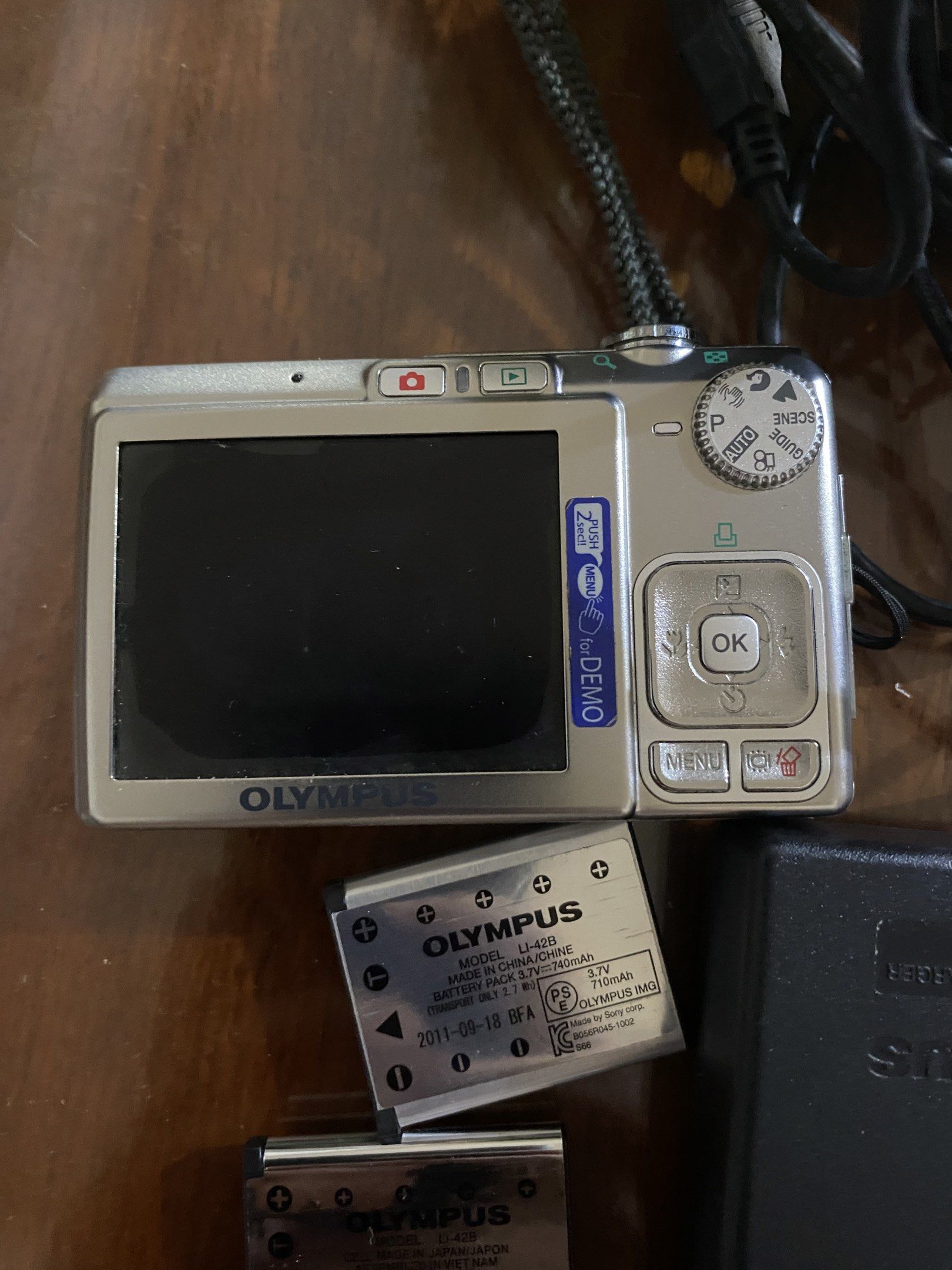 OLYMPUS FE 280 DIGITAL CAMERA (Category: Cameras) located in Pasay City. Submitted by keijeii (Listing ID 1419073378, Image 2). Description: OLYMPUS FE 280 digicam Complete with 2 batterries and xd card Issue: working - can shoot on macro atm, blurry if malayo object, need lang daw ipa-linis yun lens dust. Wala ng time pa-linis.