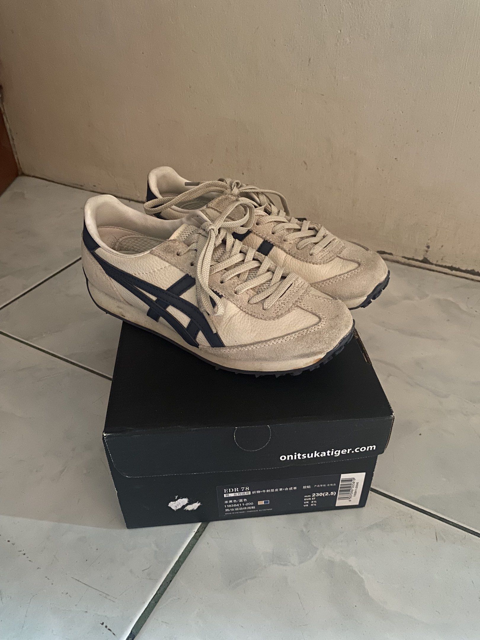 Onitsuka Tiger Sneakers EDR 78 (Category: Sneakers) located in Manila. Submitted by niftyythrifty (Listing ID 1419024493, Image 1). Description: 💌 Size 7 💌 100% original 💌 Used it once or twice 💌 price is negotiable 💌 rfs: no longer using 💌 with box and paper bag 💌 needs cleaning but still in a very good condition 💌 srp: 10k .