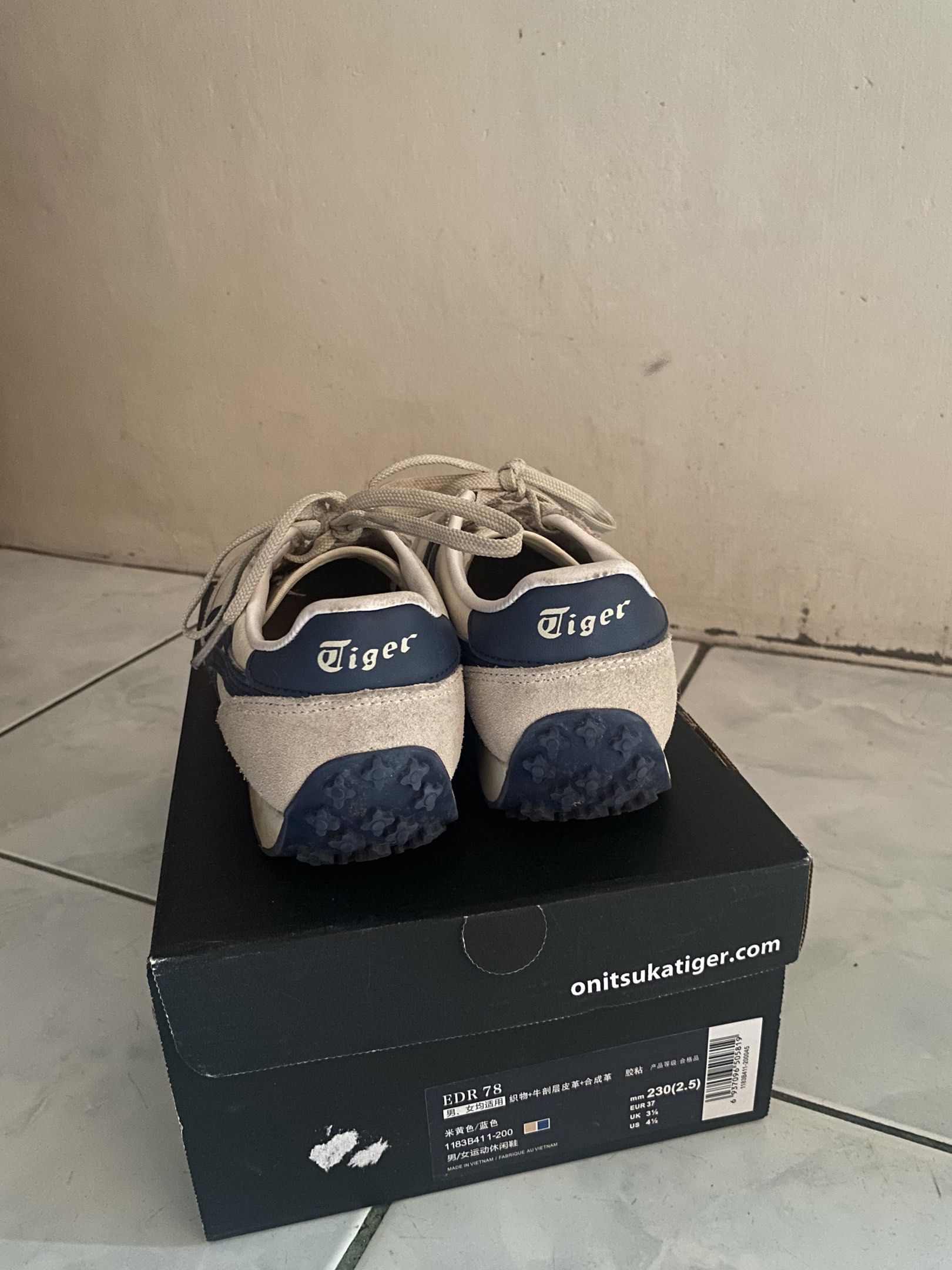Onitsuka Tiger Sneakers EDR 78 (Category: Sneakers) located in Manila. Submitted by niftyythrifty (Listing ID 1419024493, Image 2). Description: 💌 Size 7 💌 100% original 💌 Used it once or twice 💌 price is negotiable 💌 rfs: no longer using 💌 with box and paper bag 💌 needs cleaning but still in a very good condition 💌 srp: 10k .