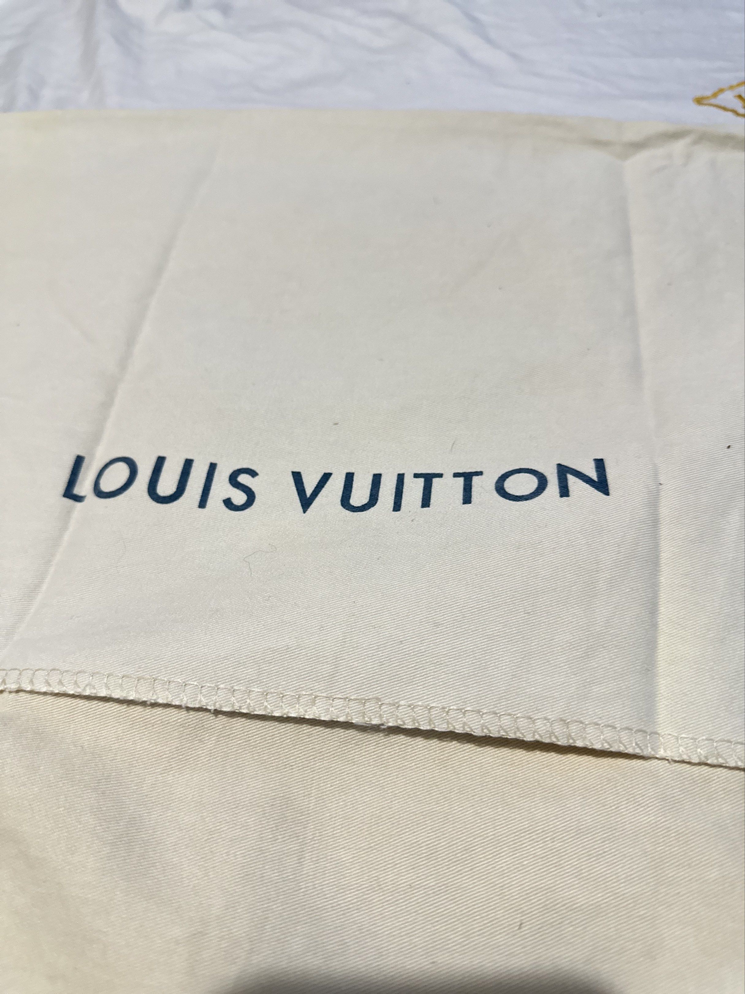 Original Louis Vuitton dustbag Large (Category: Shoulder Bags) located in General Santos City (Dadiangas). Submitted by toysville888 (Listing ID 1419101830, Image 2). Description: Authentic LV envelope dustbag. may eteketa. see pics pls. no rips no holes no stains. addl 89sf via jnt location: Gensan City Mindanao.