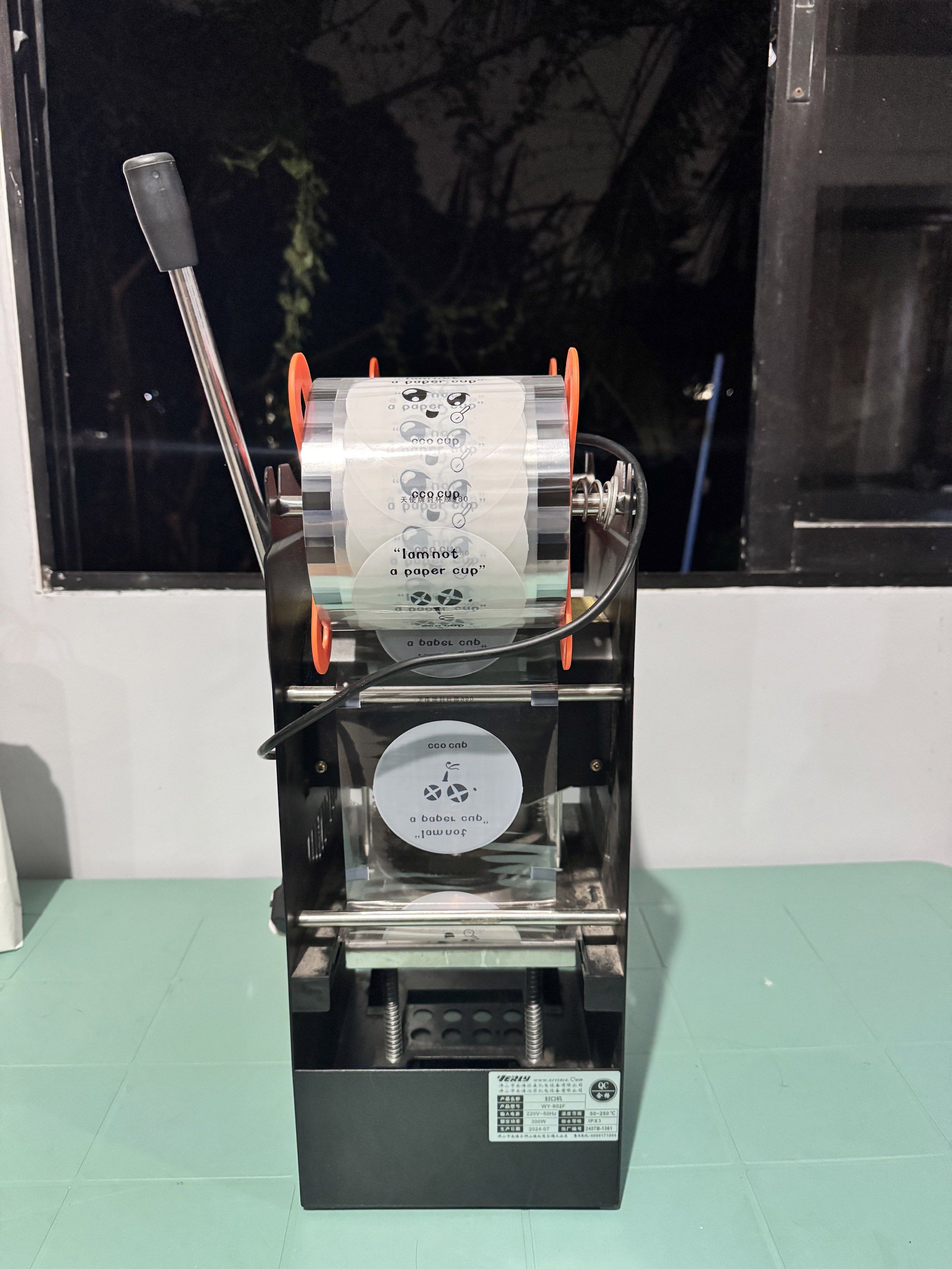 Cup Sealer Machine (Category: Other Kitchen Appliances) located in Mandaluyong City. Submitted by Cathy14 (Listing ID 1419007654, Image 3). Description: FOR SALE‼️ Cup sealing machine This is a manual cup sealing machine, branded “Verly”. It is used to seal plastic or paper cups for beverages like milk tea, coffee, and smoothies. The machine features a temperature selection knob and indicator lights. It can seal between 300 to 500 cups per hour. 