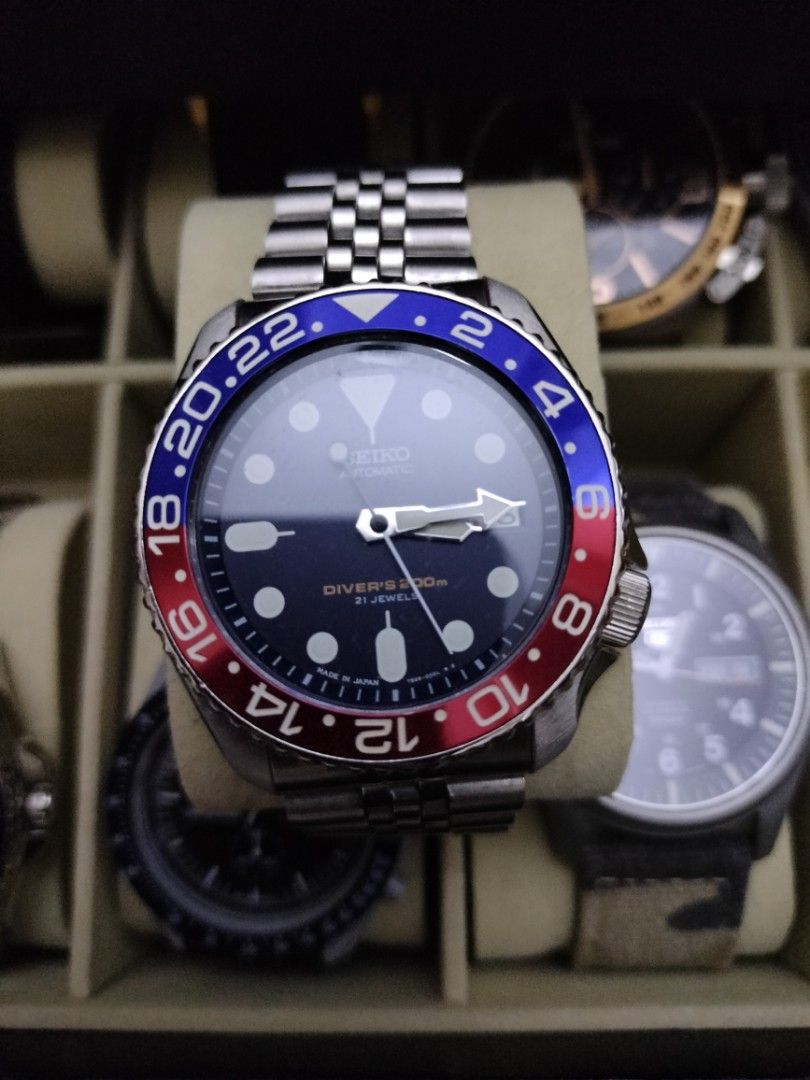 Seiko Diver's 200m Automatic Watch (Category: Men's Watches) located in Quezon City. Submitted by dolf2017 (Listing ID 1419063051, Image 1). Description: - Seiko Diver's watch SKX009 - Blue and red bezel - Dark blue watch face with white markers and hands - Date display at 3 o'clock - Stainless steel bracelet with Seiko clasp - Automatic movement with 21 jewels.