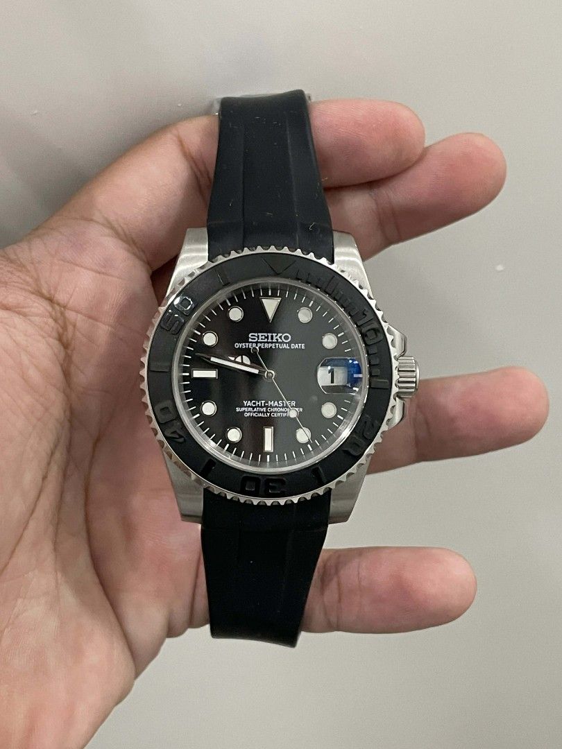 Seiko Yacht Master Black Dial Watch (Category: Luxury Watches) located in Tagbilaran City. Submitted by fleetingticks (Listing ID 1419059151, Image 1). Description: - Seiko Yacht Master watch - Black dial - Black rubber strap - Stainless steel case - Rotating bezel - Date display at 3 o'clock.