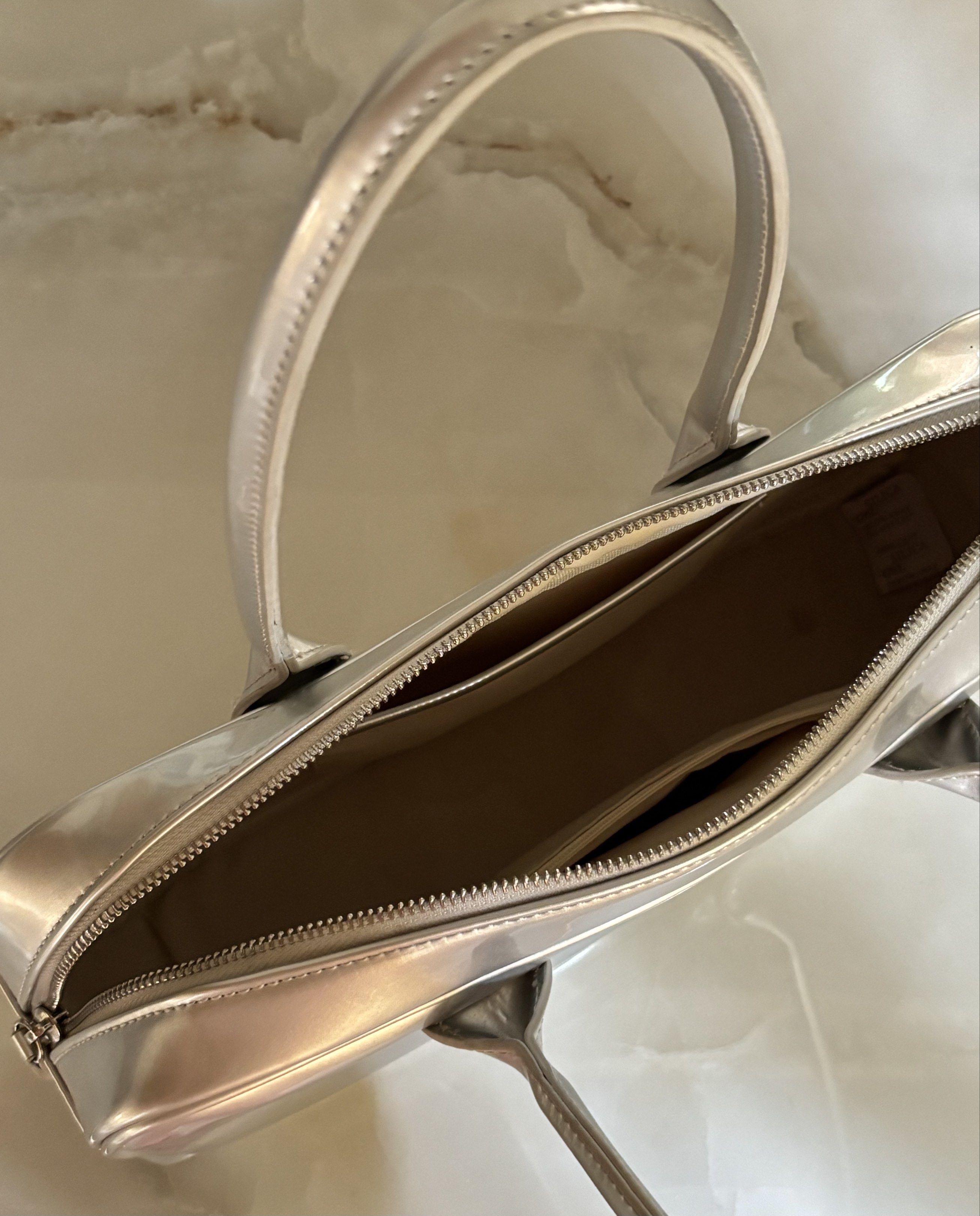 Silver Shoulder Bag (Category: Shoulder Bags) located in Batangas. Submitted by wcwonwon (Listing ID 1418998859, Image 3). Description: Silver Shoulder Bag Has minimal stains but overall good condition 8/10.