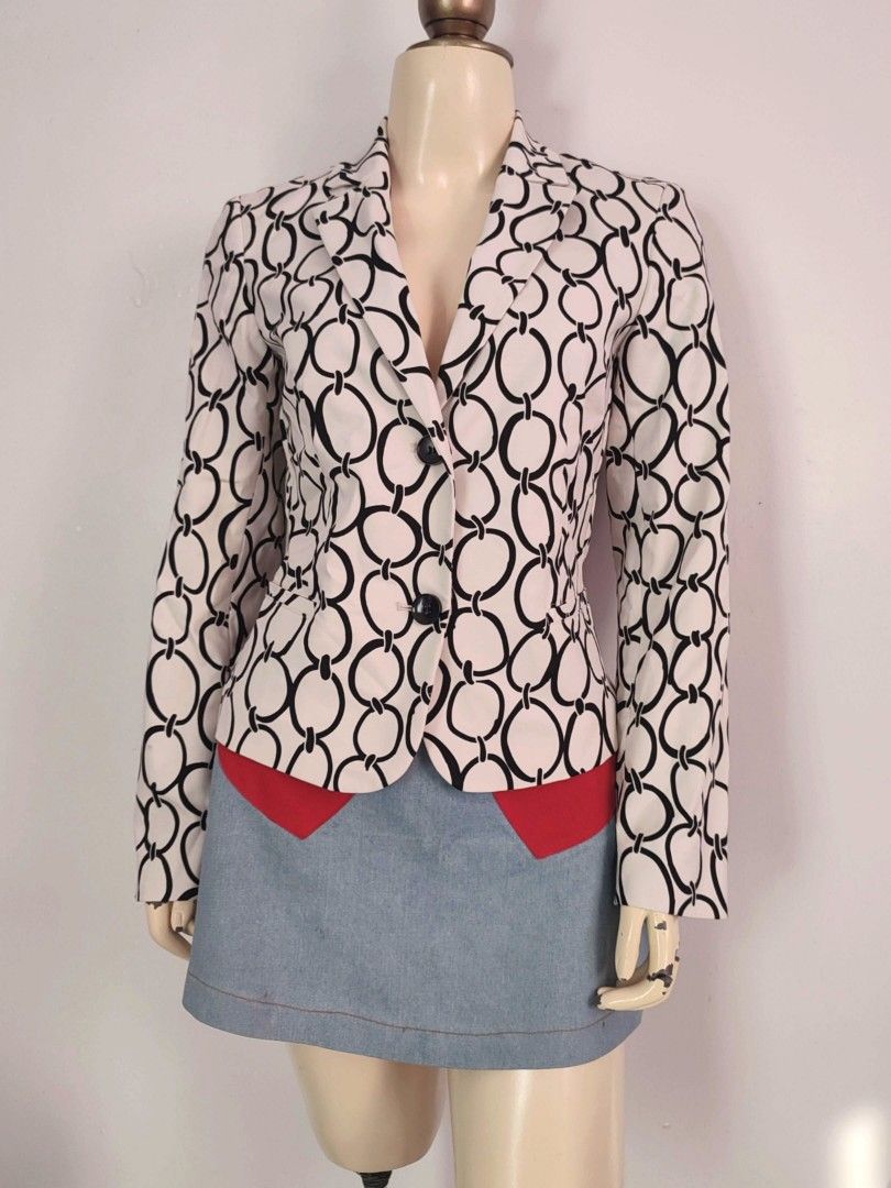 Sisley off white slim fit lapel jacket blazer (Category: Coats, Jackets and Outerwear) located in Malolos. Submitted by missythreadsph (Listing ID 1419061573, Image 3). Description: .