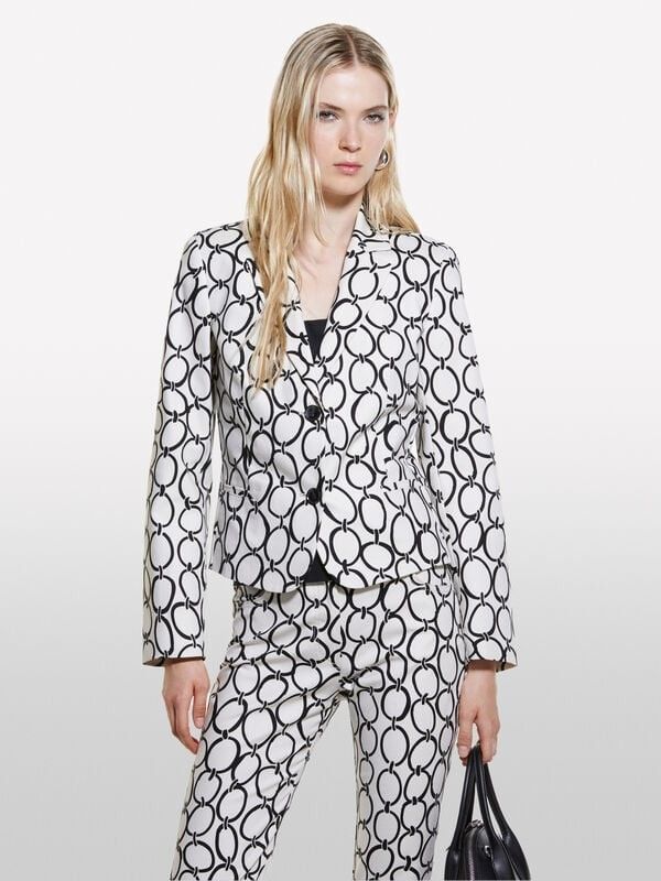 Sisley off white slim fit lapel jacket blazer (Category: Coats, Jackets and Outerwear) located in Malolos. Submitted by missythreadsph (Listing ID 1419061573, Image 2). Description: .
