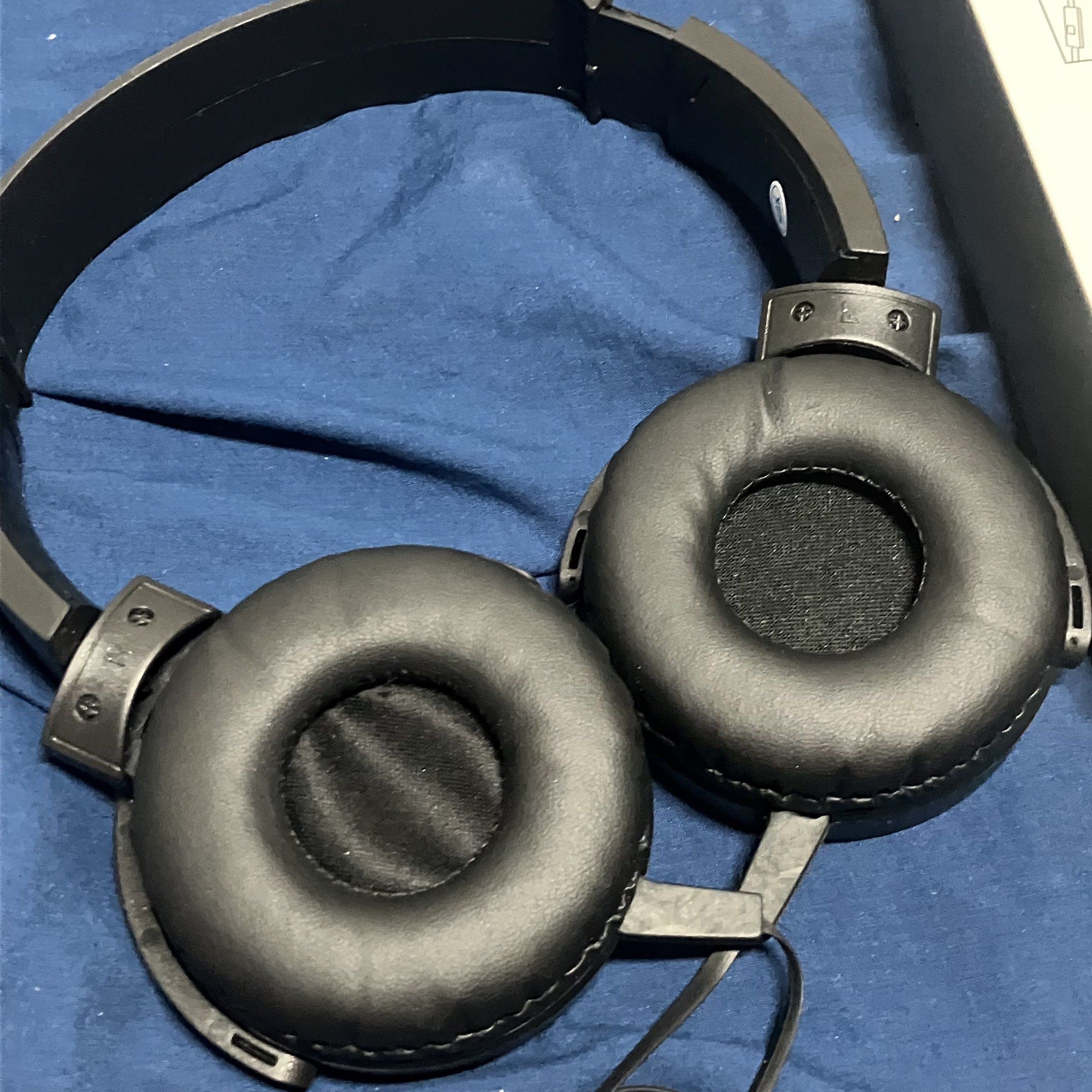 Sony wired headphones MDR-XB450AP (Category: Headphones & Headsets) located in Quezon City. Submitted by namu_milkyway (Listing ID 1419072007, Image 3). Description: Authenticity not guaranteed. Condition: 8/10 (button part missing but the button is working, the headset working perfectly) MOP: Gcash/Maribank MOD: J&T (no rush shipping)/Lalamove (from Sampaloc, Manila).