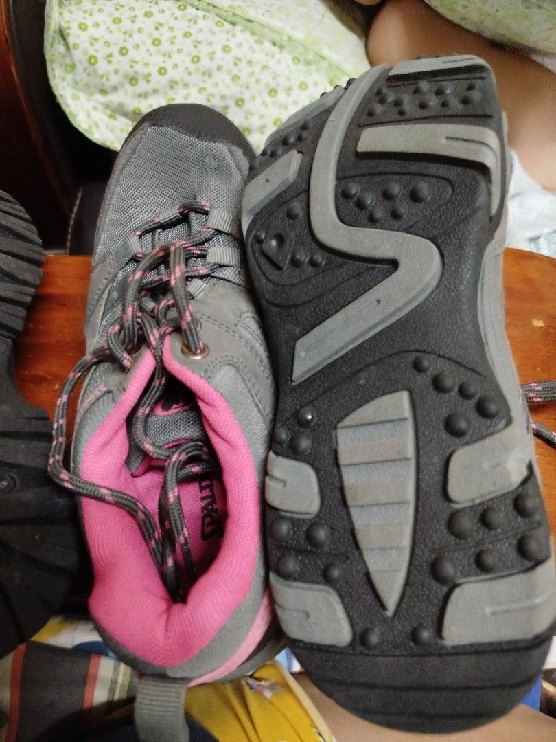 Spalding Gray and Pink Sneakers (Category: Sneakers) located in Quezon City. Submitted by minned (Listing ID 1419070941, Image 2). Description: - Gray and pink Spalding sneakers - Pink accents on inner lining and laces - Black and gray textured soles - Lace-up closure.