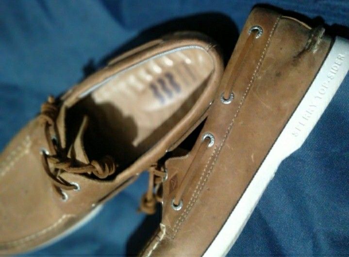 Sperry Top-Sider Boat Shoes (Category: Casual Shoes) located in Naga. Submitted by pec3c (Listing ID 1419087950, Image 2). Description: - Classic Sperry Top-Sider boat shoes - Brown leather - Features Sperry Plushwave technology for added comfort - Lace-up design with metal eyelets - White soles with Sperry Top-Sider branding - Insole with Sperry logo and wave pattern - Stylish and comfortable for casual wear.