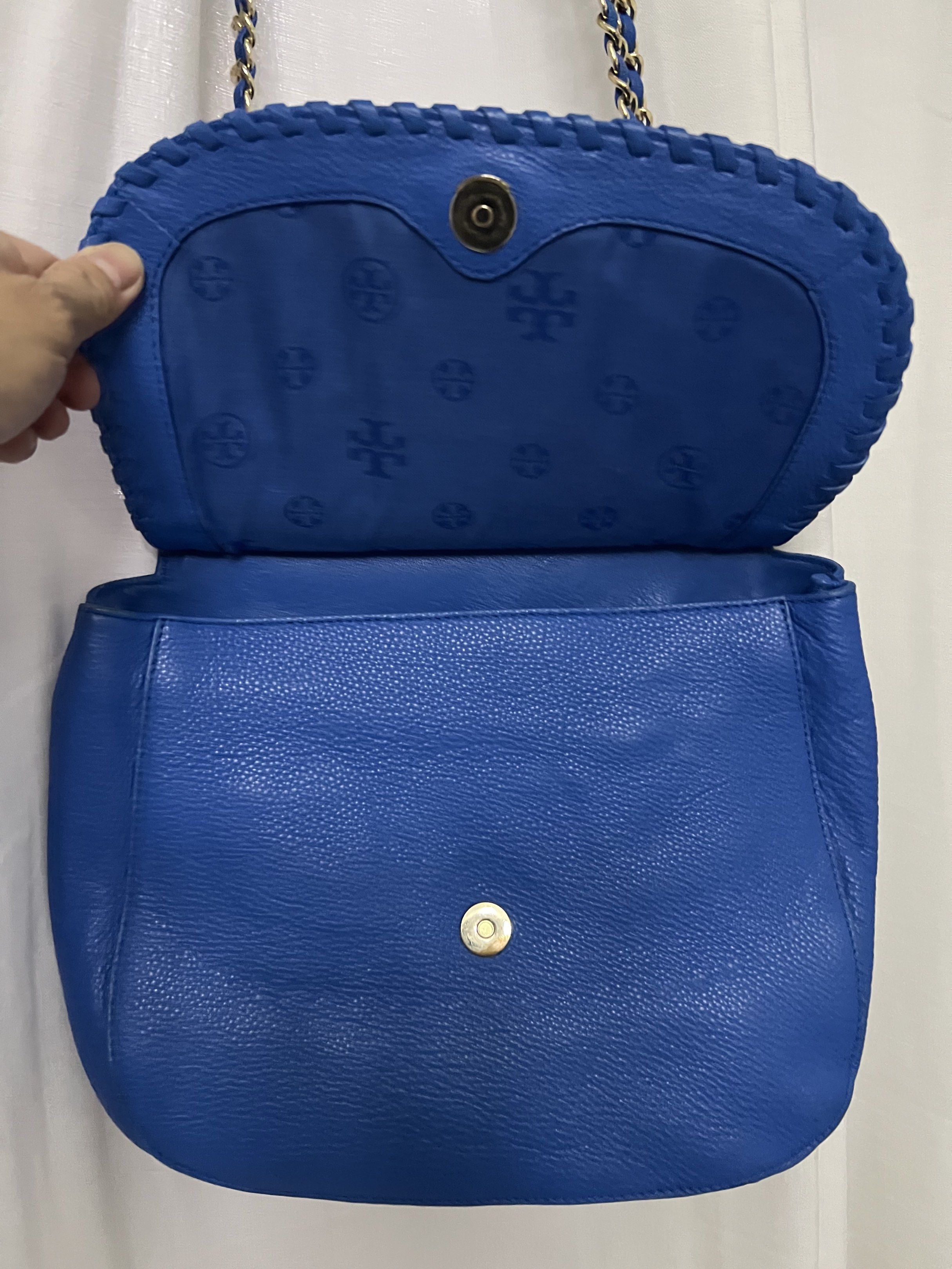 Tory Burch Britten Shoulder Bag (Category: Luxury Bags & Wallets) located in Manila. Submitted by indiracara19652 (Listing ID 1419148864, Image 2). Description: - Tory Burch Britten Shoulder Bag - Stunning blue color - Elegant gold chain strap - Secure flap closure with Tory Burch logo - Interior with multiple compartments - Luxurious leather material - Unique braided trim detail.