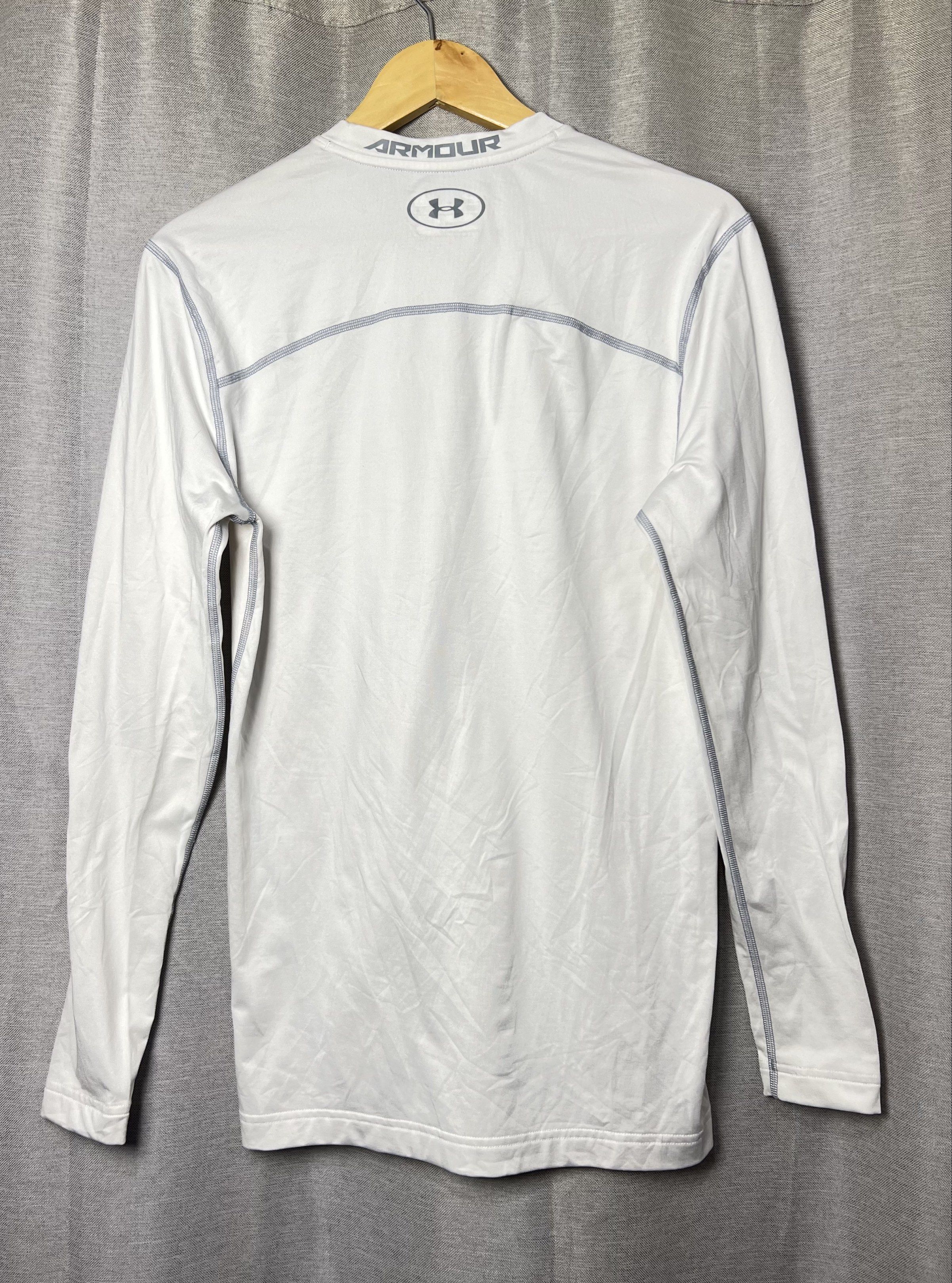 Under armour compression ls (Category: Activewear) located in Liliw. Submitted by luxfinds2019 (Listing ID 1418984476, Image 3). Description: UA compression longsleeve! 550 shipped White Fits medium 19by28 Asnew 💯 No issue Loc laguna Pm.