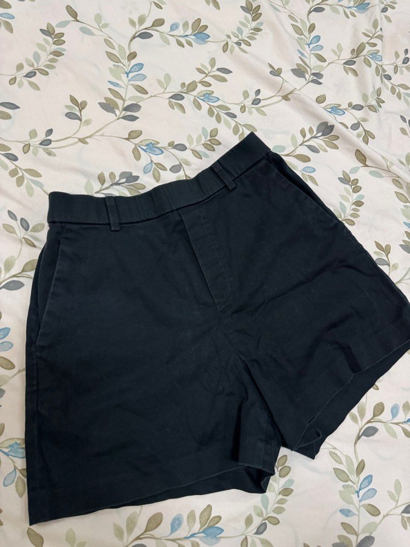 Uniqlo Dark Blue Shorts (Category: Shorts) located in Antipolo. Submitted by nbrns (Listing ID 1419123435, Image 2). Description: - Uniqlo shorts - Dark blue - Size small - Classic design - Side pockets - Durable fabric - Perfect for everyday wear.