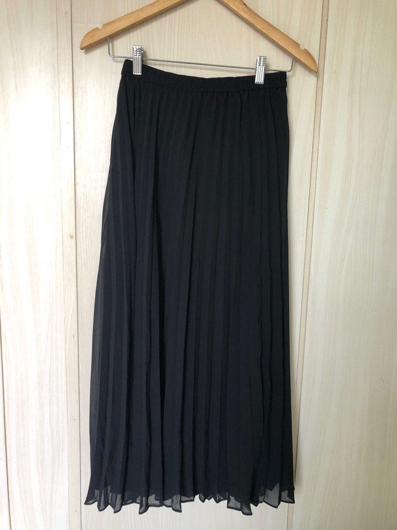 Uniqlo pleated skirt (Category: Skirts) located in Quezon City. Submitted by macyscloset (Listing ID 1418978197, Image 1). Description: ‼️READ ‼️ 💕LAST price posted, no haggling 💓small on tag 💓 so nice in actual, perfect pleated details 💓no flaws; selling low; major decluttering .