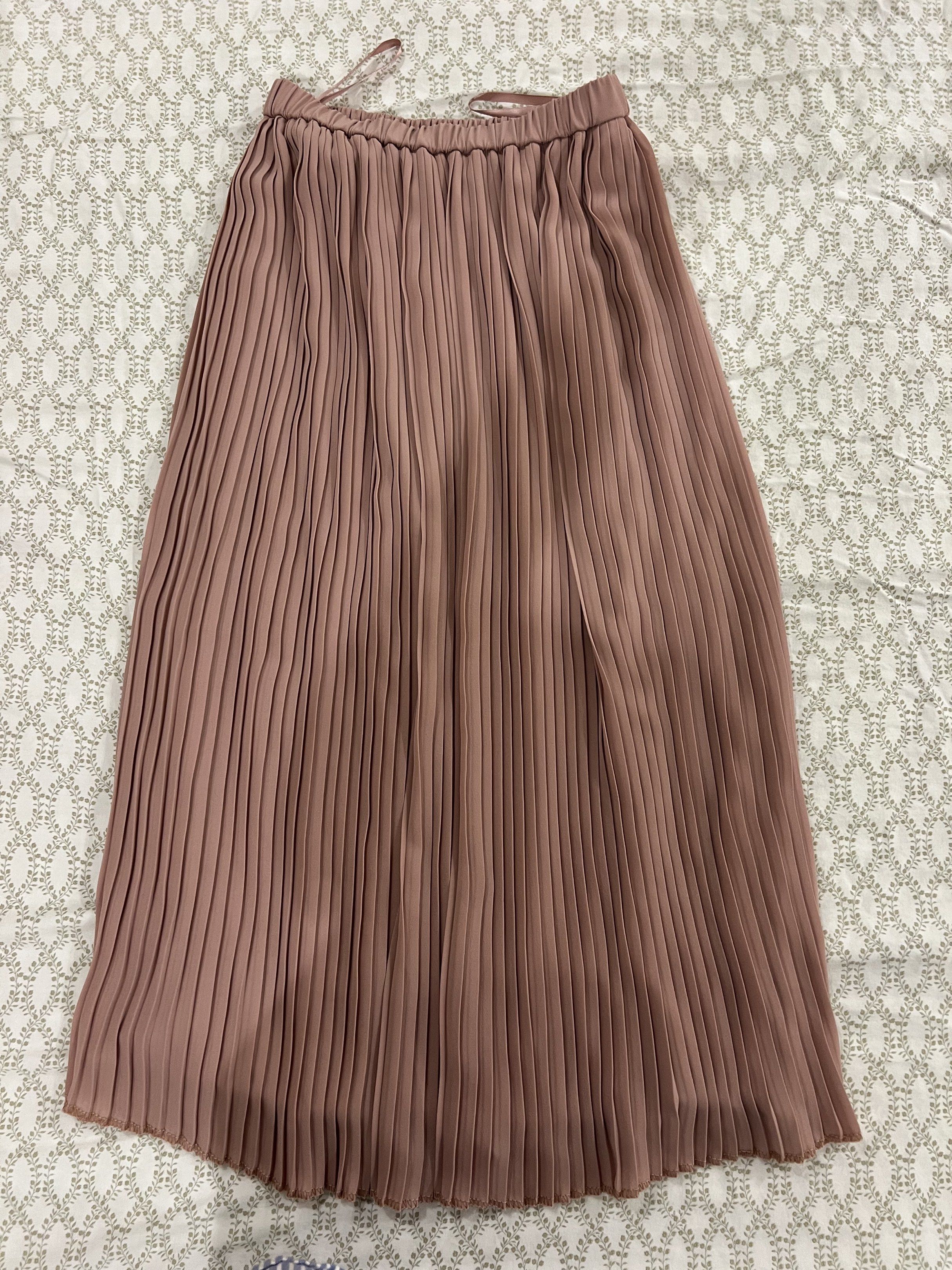 Uniqlo Pleated Skirt (Category: Skirts) located in Angeles City. Submitted by chiccharm (Listing ID 1419186488, Image 1). Description: - Uniqlo Pleated Midi Skirt - Color: Dusty Rose - Size: S - Material: 100% Polyester - Features: Elastic Waistband - Length: Midi .
