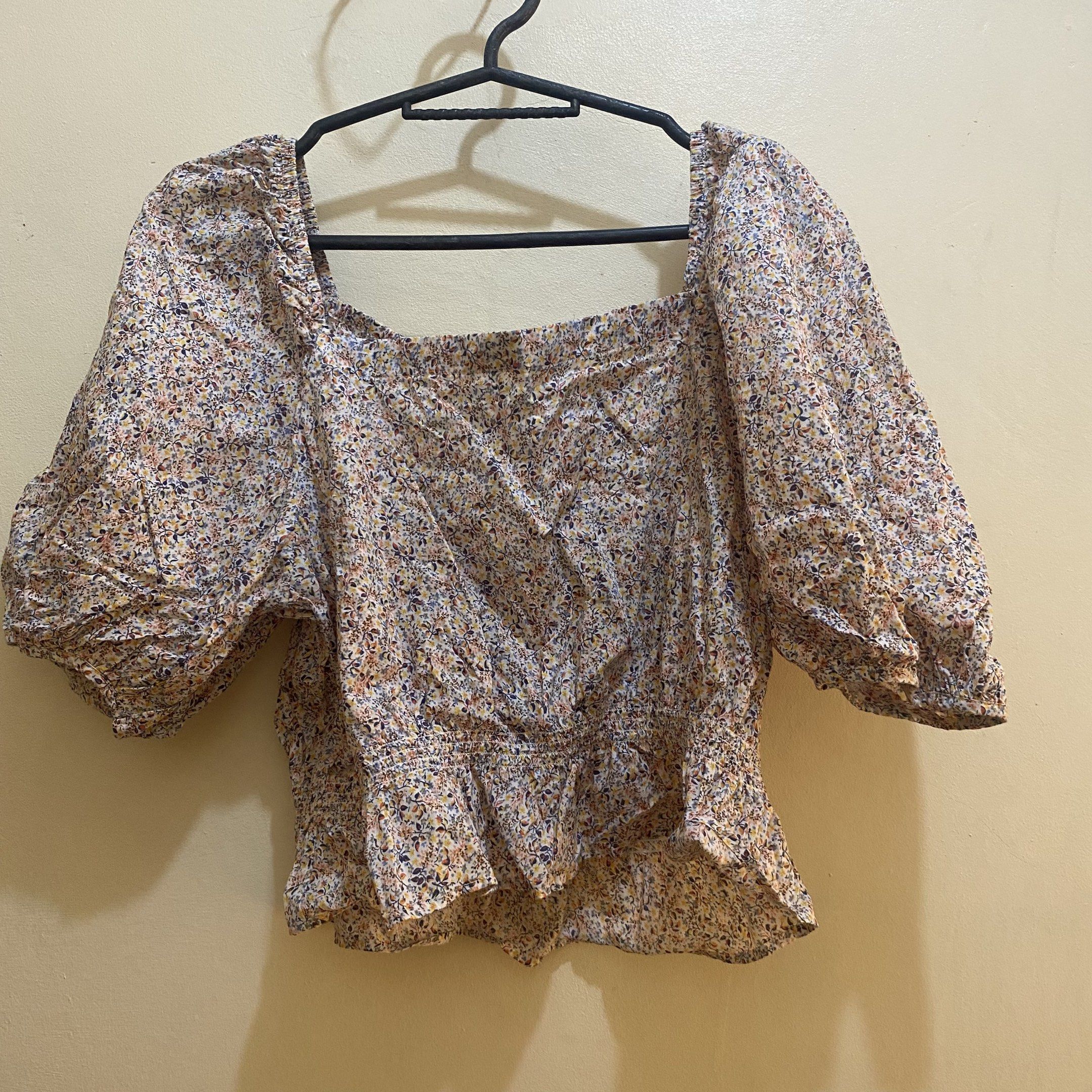 Uniqlo Square Neck Puff Sleeve Top (Category: Blouses) located in Manila. Submitted by niftyythrifty (Listing ID 1419022264, Image 1). Description: 💌 used twice 💌size large 💌rfs: decluttering .
