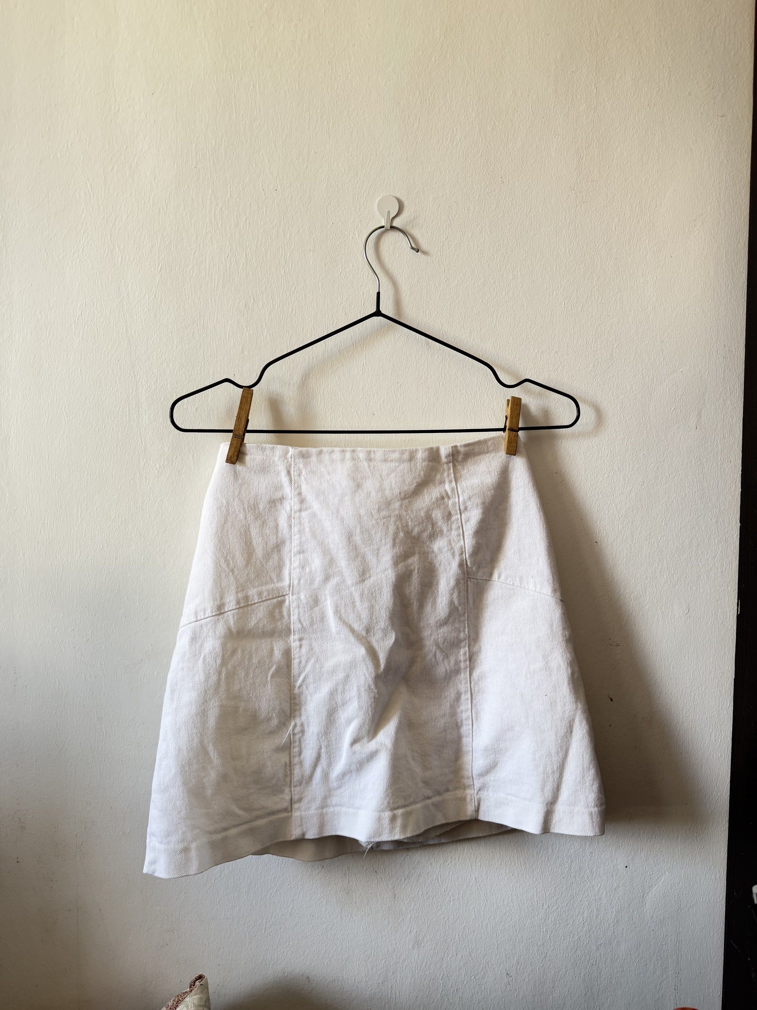 Tennis/golf White Mini Skirt (Category: Skirts) located in Lipa City. Submitted by xynami (Listing ID 1419033382, Image 1). Description: - White mini skirt - Fitted waist - Back zipper closure - Classic design with visible seams - Made of sturdy fabric - Simple, clean aesthetic - Versatile for various outfits.