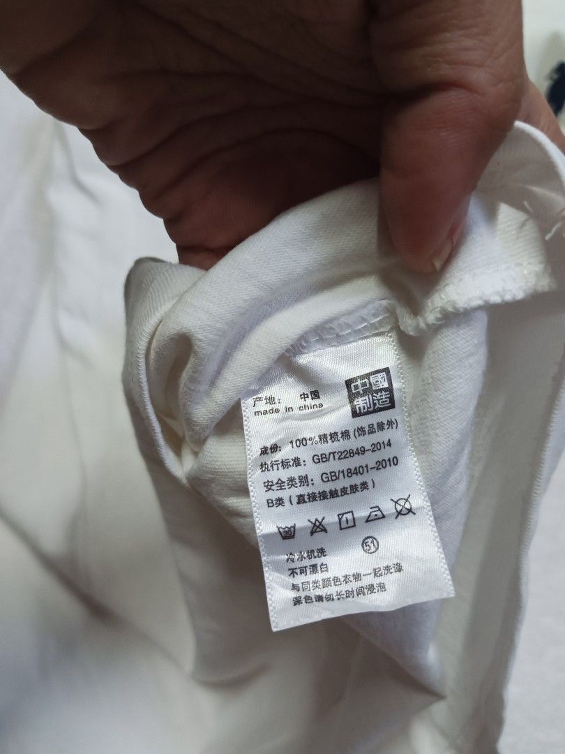 White Polo T-shirt (Category: Shirts) located in Malabon City. Submitted by mslalan (Listing ID 1419109086, Image 3). Description: - White polo shirt - Small logo on chest - Made in China - 100% cotton - Size: 180/96A - Round neck - Short sleeves.