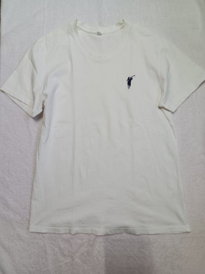 White Polo T-shirt (Category: Shirts) located in Malabon City. Submitted by mslalan (Listing ID 1419109086, Image 1). Description: - White polo shirt - Small logo on chest - Made in China - 100% cotton - Size: 180/96A - Round neck - Short sleeves.