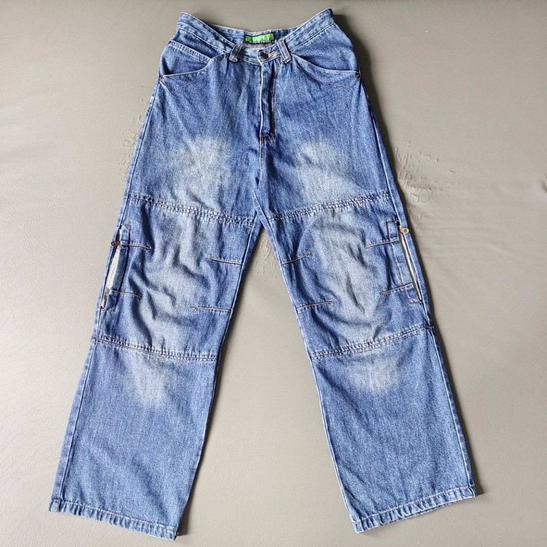 Y2k Fox Baggy Denim Jeans (Category: Jeans) located in Banaue. Submitted by radical.thrift (Listing ID 1419125884, Image 1). Description: Y2k Fox Sportswear Baggy Denim Jeans w/double knee pockets size 28 on tag, fits size 30 (40L, 12.5 thigh, 9 hem) 9/10 condition & color rate issue: removed the unnecessary stitchings on back pocket ₱800+sf.